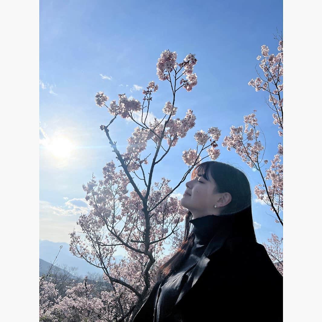 園田あいかさんのインスタグラム写真 - (園田あいかInstagram)「🌸𓂃𓈒𓏸︎︎︎︎⁡  長野県の高藤城址公園 行ってきました  こんなに満開の桜を 見た事が無かったので 感動でした … ❁⃘𓈒𓏸」4月1日 23時45分 - for__offwhitey_9