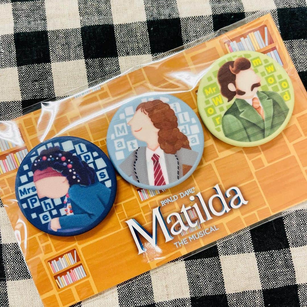 池田有希子のインスタグラム：「本日の『マチルダ』も無事終演しました。ありがとうございました！明日2日日曜日は12時半公演。チーム一丸でがんばります💪😘💪😘もう、ただただ皆様にこのお話をお届けできることが本当に嬉しい！！！写真は『マチルダ』グッズの缶バッヂ❤️ミセス・フェルプスもいる〜📚❤️  #matildathemusical #ミュージカルマチルダ」