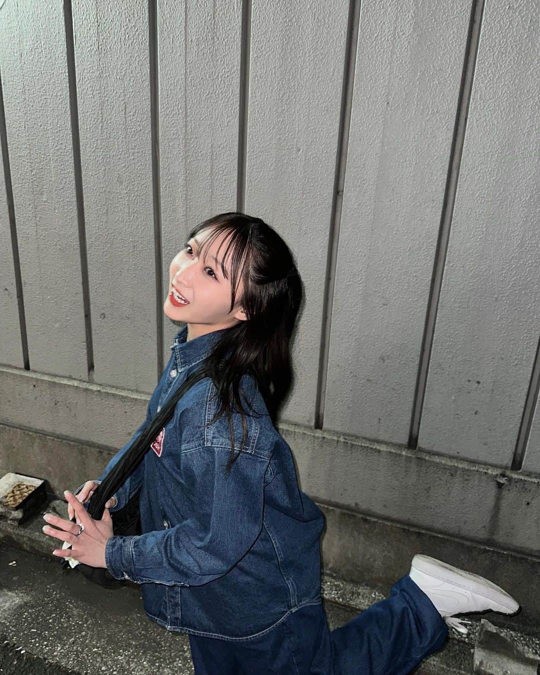 石川翔鈴さんのインスタグラム写真 - (石川翔鈴Instagram)「. 大好きなお姉さんに撮ってもらいました🍜🤍 デニムのセットアップで楽ちん！！」4月1日 23時46分 - karen__i328