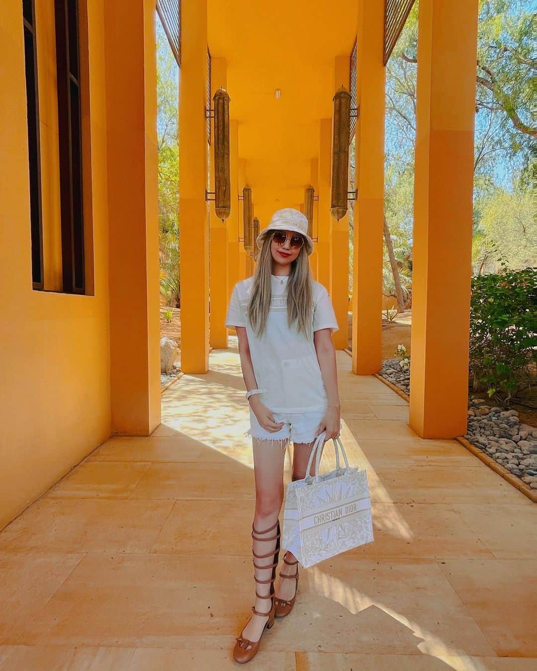 まきたんさんのインスタグラム写真 - (まきたんInstagram)「全部ディオールとDubaiのコラボ💓💓  帽子、Tシャツ、鞄、靴 一目惚れ😻💓  ショートパンツだけ行きのモールで買いました🤣h&m😻 #Dior」4月1日 23時46分 - makitan.investor