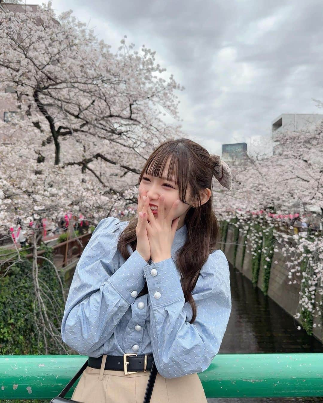 畑美紗起のインスタグラム：「お天気は微妙だったけどお花見したよ🌸 きれいだった〜☺️♡  みんなはお花見した？  #お花見 #桜 #中目黒 #中目黒桜 #畑美紗起  #shooting #me #instagood #japanese」