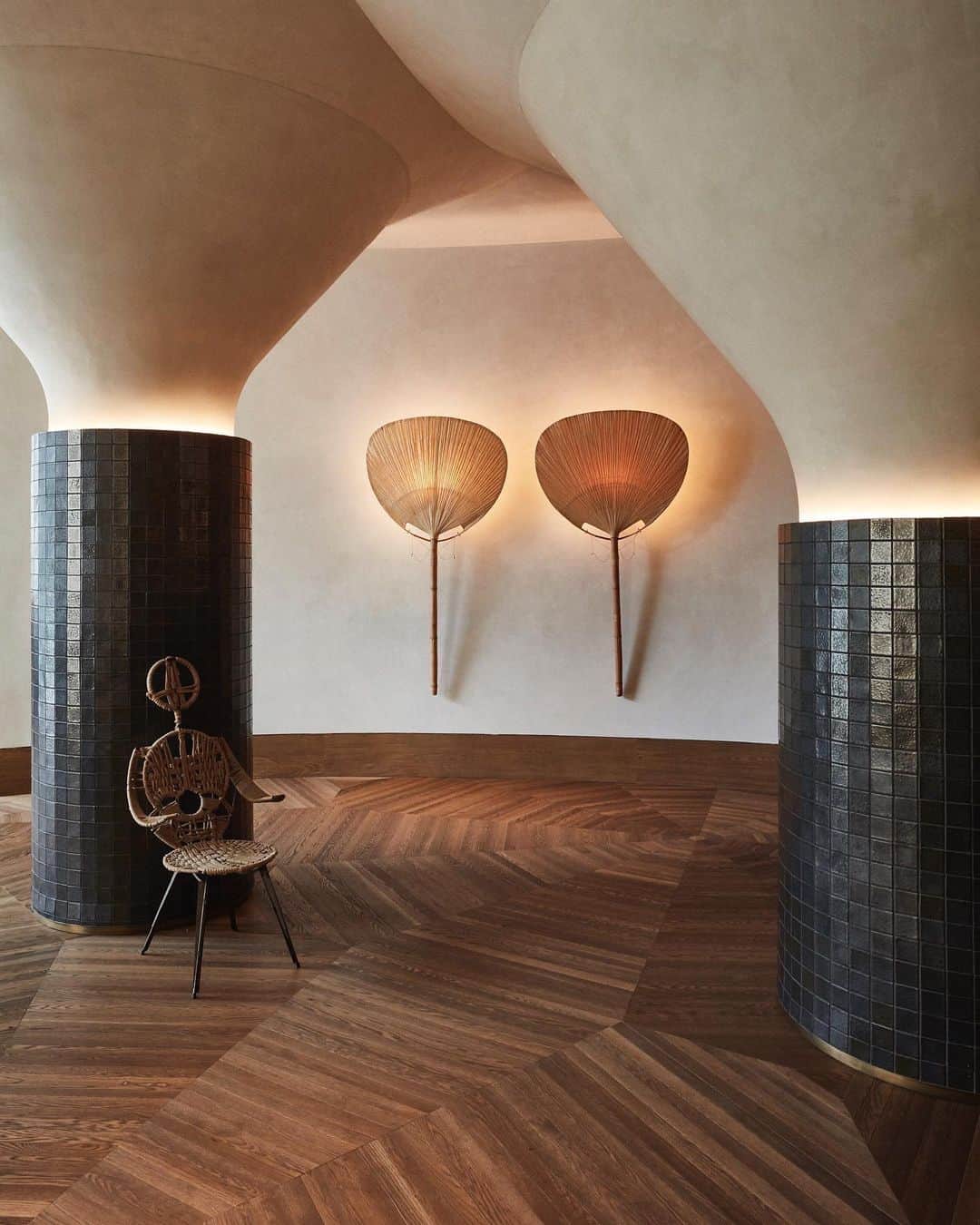 のインスタグラム：「A SENSE OF PLACE. At @santamonicaproper, there is an immediate sense of tranquility upon stepping into the lobby. Designed with a blend of sophistication and warmth, these spaces offer a peaceful sanctuary to escape from the world outside. With a neutral color palette and the use of raw, earthy materials, we pay tribute to the organic tones and textures of the local coastline. I always take inspiration from the history and surrounding environment, sourcing materials and furnishings that create a localized experience that engages all the senses. XK」