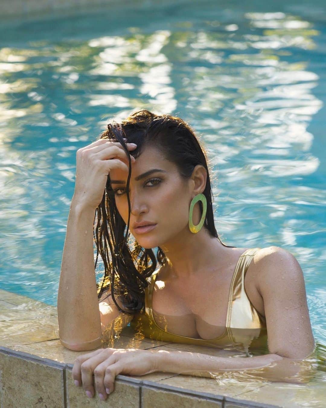 ドナ・フェルドマンのインスタグラム：「Life is simple. . Just add water  #poolside @qpmag @strawhat_productions @whitemonkeystyle @cocoalexanderlive #swimsuit by @normakamali #editorial」