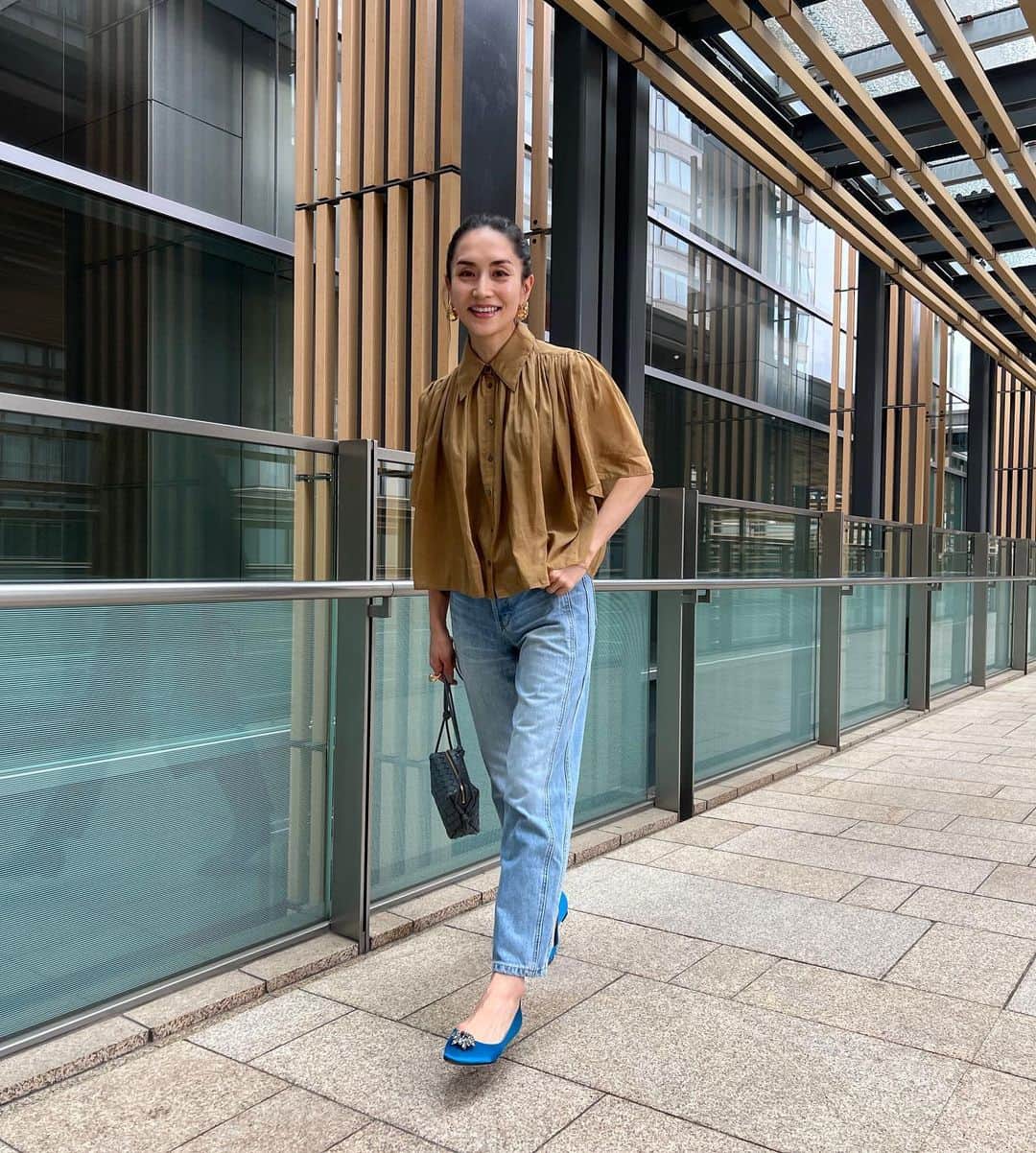 亀恭子のインスタグラム：「バナリパ @bananarepublic_jp  のシルク混シアードブラウス。  フワッと揺れる軽やかな生地感。  ボタンは上まで閉めてグッドガールに。  淡い色味のデニムとビジューのフラットで 品良く着たい☺︎  #br_ad #thebrlook #バナナリパブリック #バナリパ#ブラウス#デニム」