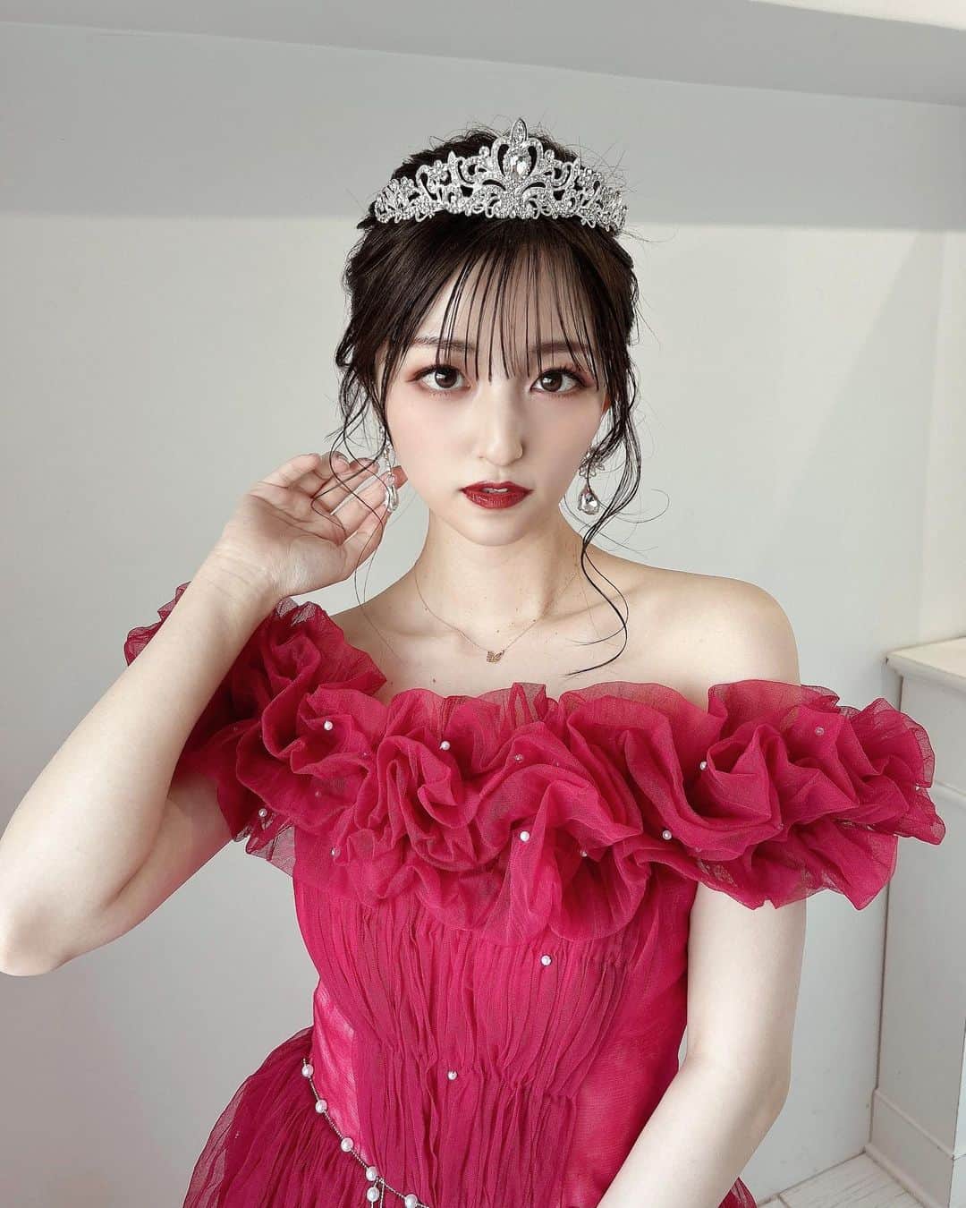 石井陽菜のインスタグラム：「⁡ ⁡ ⁡ ⁡ 3/30で 29歳になりました👸 ⁡ ⁡ 美しく凛としてかっこいいお姉さんになれるように１年間頑張りたいと思います☻ ⁡ ⁡ ⁡ #石井陽菜生誕祭2023 #カラードレス #たくさんの祝福ありがとうございました」