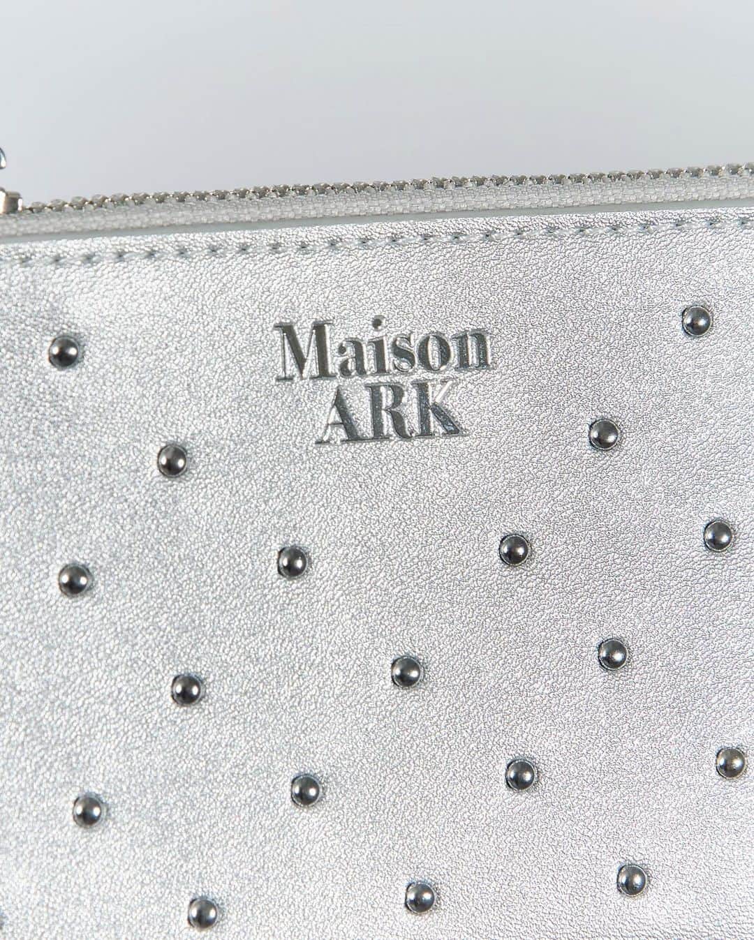 あらきさんのインスタグラム写真 - (あらきInstagram)「New release『Maison ARK』  本日4/2(Sun)18時〜販売開始。 デイリー使いしやすいデザインに、あらきの好きとこだわりを詰め込んだラグジュアリーなコレクション「Maison ARK」が登場します。  素材や細部までかっちょよくなりました！ これまでのLiLコレクションと合わせて、楽しんでいただけたらと思います！  NEWコレクションリリースを記念し、今月中に限り全品送料無料キャンペーンを実施します  みんなの毎日を彩るコレクションになりますように🙈❣️ （プロフィールURLからSTOREに飛べます）  #MaisonARK」4月2日 0時00分 - az_araki_ig