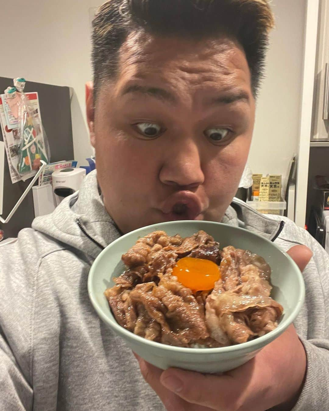 松鳳山裕也のインスタグラム：「リベンジ成功？ 牛丼！ 睨み飯 松鳳山グルメ！ 美味しかった！ #らーらーら #ららら #言葉にできない #松鳳山グルメ #牛丼」