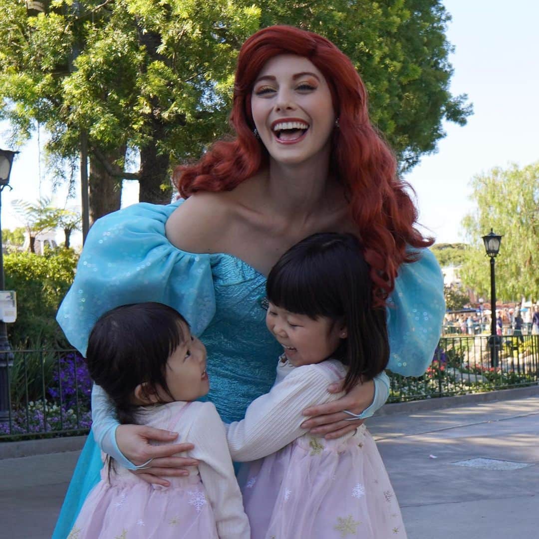 のインスタグラム：「アリエルに会えた！！  アリエルのグリーティングに向かってたらバッタリ😊  その後再会できてアリエルも覚えててくれてなんとも幸せ空間でした☺️ ふたりとも嬉しそうだったなぁ☺️  この後、ラプンツェルの劇?みたいなのを観に行って、みゆふわは子ども席で前の方でみてて後ろから見守ってたんだけど、ラプンツェルが出てきたときに顔を見合わすみゆふわを観て、もう🥹  はぁ、ディズニーいきたい😇  #disneyland #アリエル #ぽる」