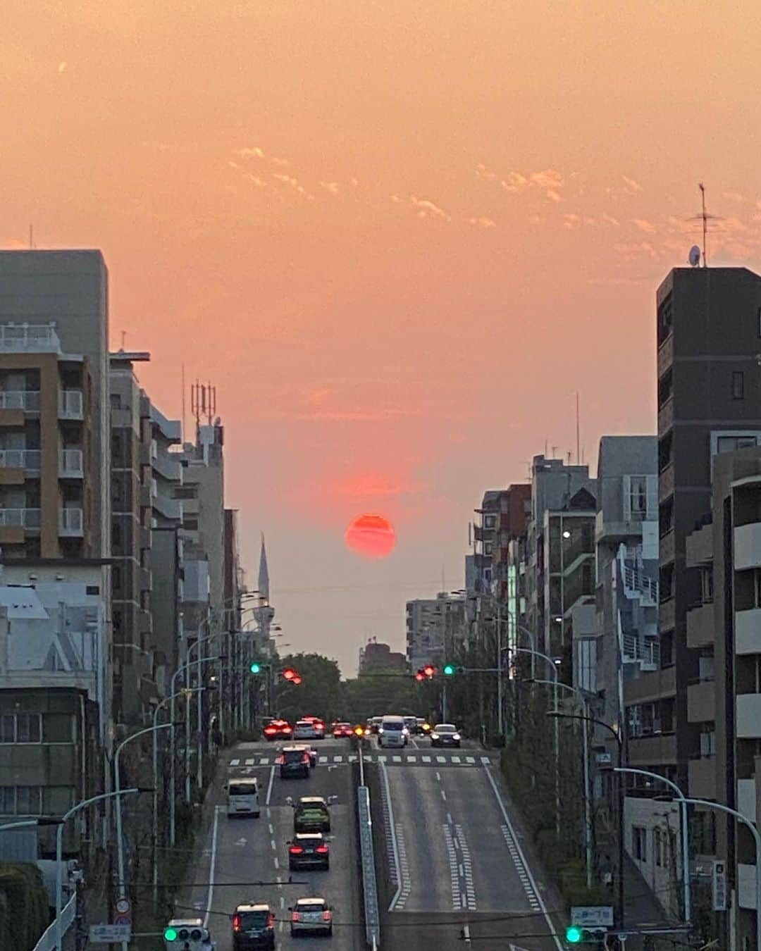 MICHIRUさんのインスタグラム写真 - (MICHIRUInstagram)「. 空が綺麗だなとふと立ち止まったら綺麗な夕焼け✨ 偶然出会えた自然界のギフト。 何気ない見慣れた景色もこの瞬間、今に意識をフォーカスしていくと、この刻々と変わりゆく太陽も雲も 移り変わり、変わらないものはないんだなと。 幸せも悩みも移り変わりゆくもの。 考え、感情、心も体も変わっていくけど、 真実だけが変わらない。  大きく深呼吸して よし、4月もがんばろう😊  #4月1日　#エイプリルフール　#夕焼け　#自然が教えてくれること #自然の法則　#自分自身の真実 #心の平和　#アートマン　#純粋な存在　#本質」4月2日 0時08分 - barbiemichiru