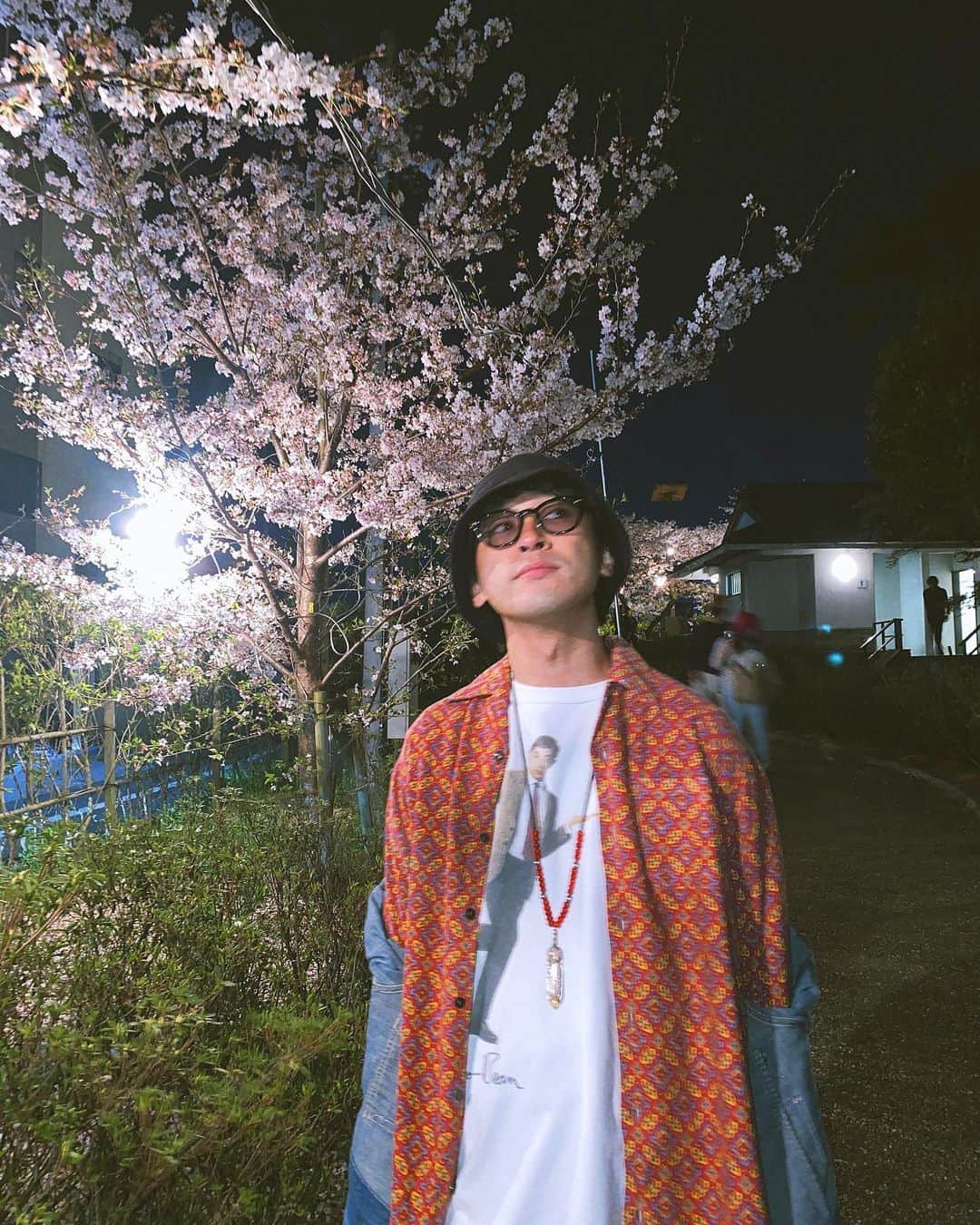としみつのインスタグラム：「束の間の花見。  このMr.ビーンのTシャツ顔やばすぎて最高。笑  シャツも古着でハッピーな春です。 買った服はすぐに着替えて出かけるのが癖。  それにしても週末が怒涛。 来週も怒涛。」