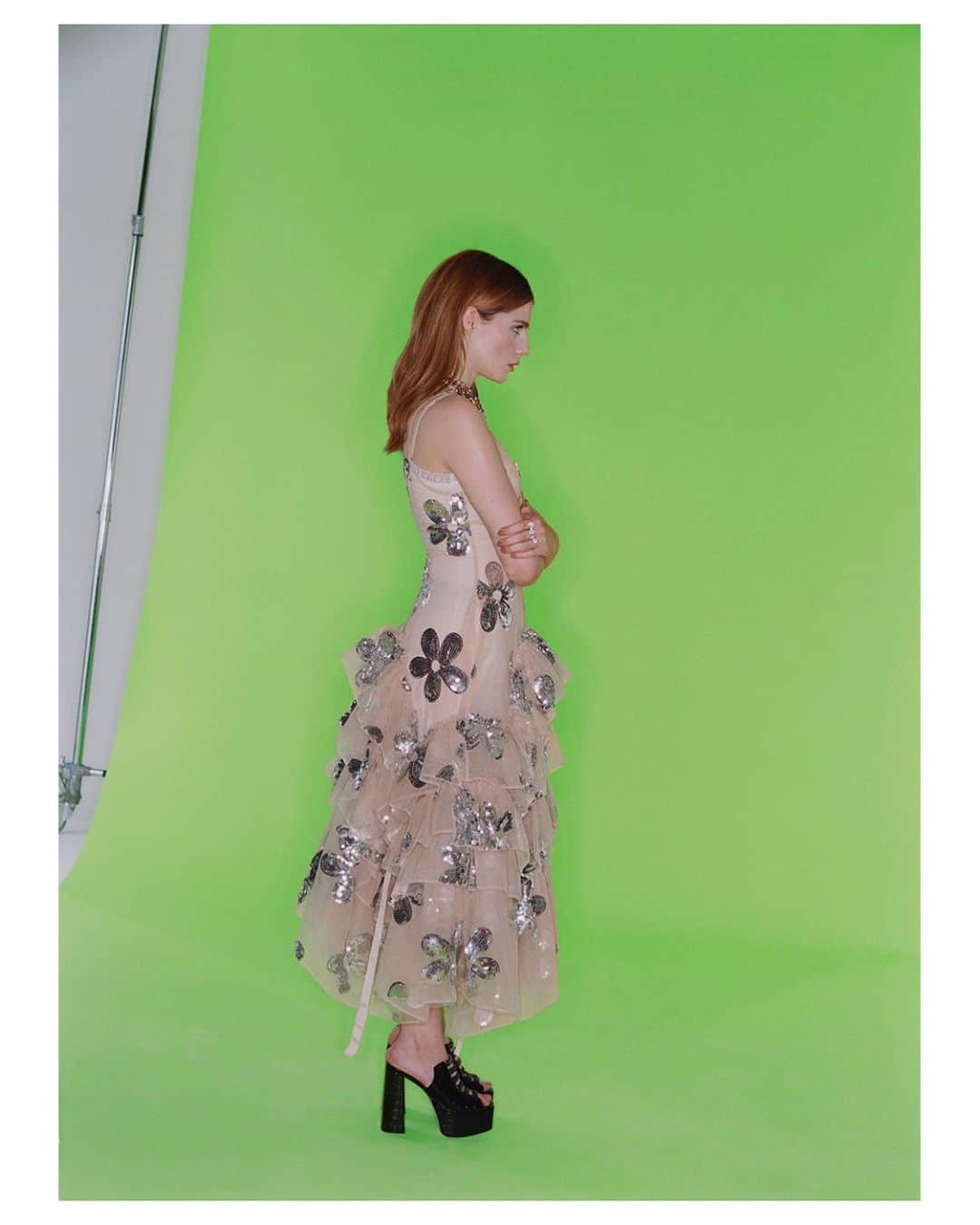 ルーシー・ボイントンのインスタグラム：「sandal-boot szn in @smagazineofficial for @chevaliermovie 💚   Photography by @leabwinkler  Styling by @leithclark  Makeup by @lisahoughton  Hair by @halleybrisker  Manicure by @nailedbysg  Production by @anastasiavm @SpringStudios Photo Assistants: Guy Parsonage, Tom Frimley Stylist Assistant: Delaney William Editorial and Creative Director @saharxnooraei⁠ Fashion Director @bananahales⁠ Art Director @mekayluhh Entertainment Editor @elyciarubin Cover story by @RandiBergman⁠」