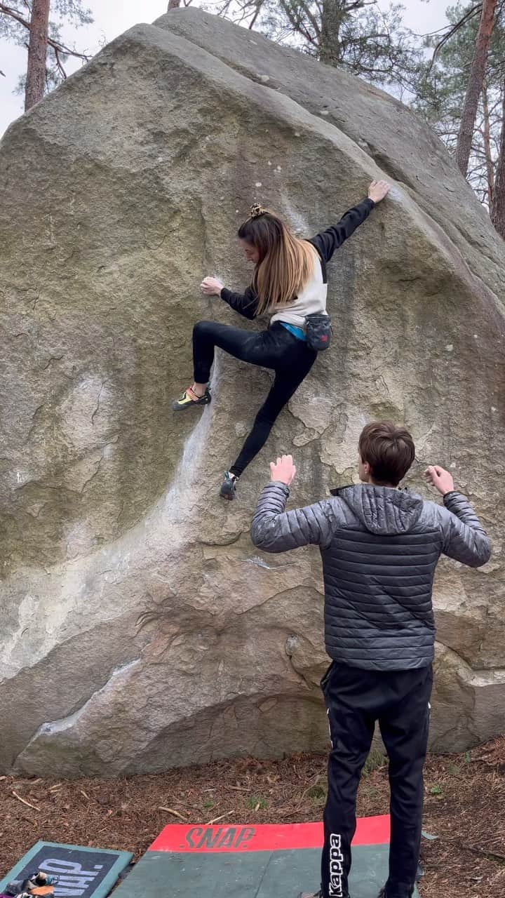 キャロライン・シノのインスタグラム：「Le mur Cordier 7A between the rain storms with a super small easy beta🥰 @crimpoilofficial #recoverfaster @girlsinbleau @snap.climbing @frictionlabs @scarpaspa  @arkose.climbing #arkoseheroes」