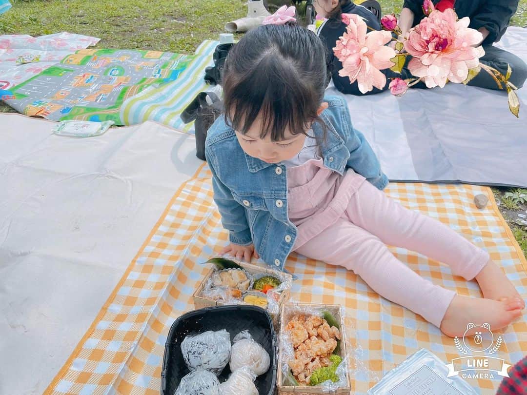英玲奈のインスタグラム：「先日は、 お友達とお花見ピクニック🌸 最近、 大人おにぎりにハマっている娘🍙 小さめおにぎり２つ食べちゃう娘。 どれにしようかなーって、ママの大きいおにぎり食べようとしてたw 全身泥んこになるまで遊んで、すごく楽しそうでした😊 もう私より足が早いから、 ピクニック行くと私もずっと走らなきゃいけなくて、筋肉痛になる😵 早く簡単に怪我しないように、 走る時はちゃんと前見て走るようにならないかな😂 泥んこの服と靴を洗うのはなかなか時間かかるし、 母はクタクタだけど、 楽しそうな笑顔みたら頑張れる不思議。  #娘#daughter#2歳4ヶ月#女の子ママ#girlmom#女の子ベビー#girlbaby#親バカ部#毎日が特別#赤ちゃんのいる生活#ていねいな子育て #40の子育て」