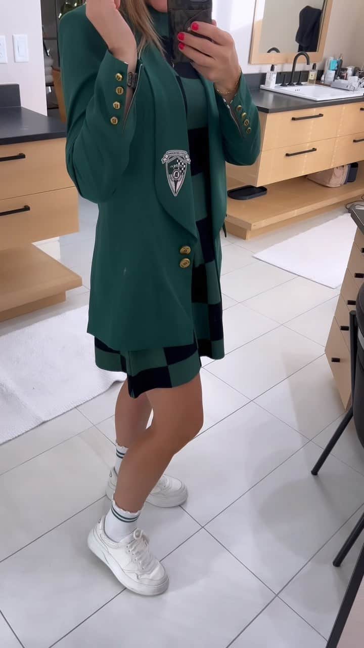 ミッチェル・マネーのインスタグラム：「The Meg Blazer just in time for the Masters! We only made a small run of this green jacket and everyone who purchases it becomes a member of the Green Jacket Club where you get invited to an annual green jacket dinner and golf trip along with getting first access to drops and event dates! Join the club by purchasing yours today and get it in time for The Masters on the 6th! @fore.all is all about bringing women together to golf so join the club and show your love for the game with this epic Meg Blazer!   #foreall #membersonly #greenjacket #themasters #womengolfers #greenblazer」