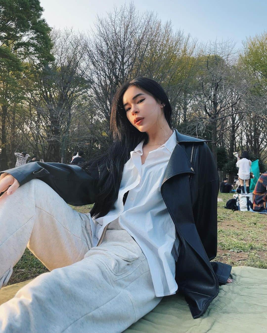 藤川ありすのインスタグラム：「シャツも合うカーゴパンツ 裏地はパイルだから今の時期ちょうどよい。 お気に入りすぎるパンツ。  #BLITT @blitt_official」