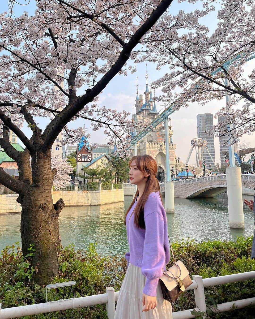 ミンヒ さんのインスタグラム写真 - (ミンヒ Instagram)「예쁘네🌸 내가 너무너무 좋아하는 벚꽃🥹」4月2日 0時21分 - juminhee