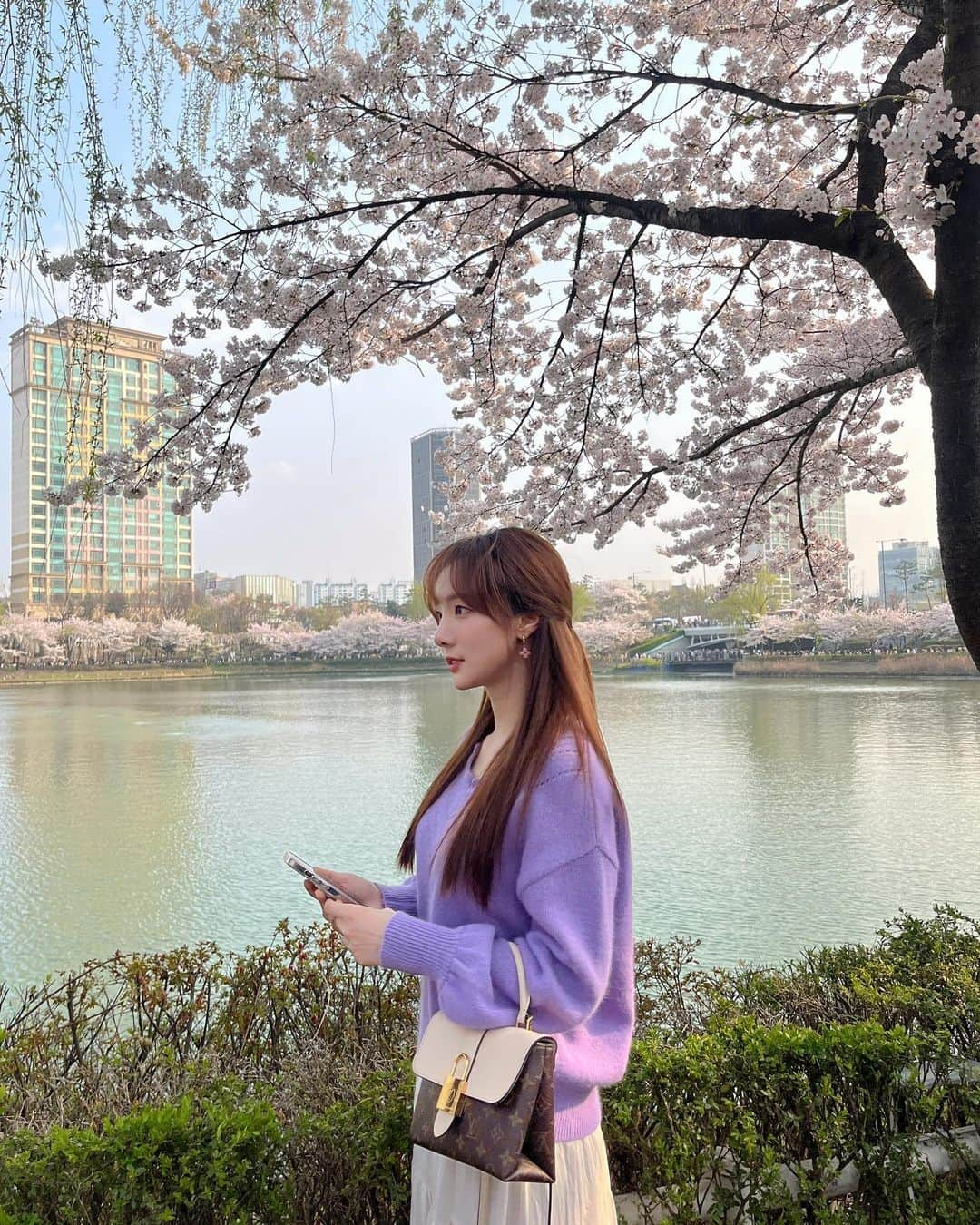 ミンヒ のインスタグラム：「예쁘네🌸 내가 너무너무 좋아하는 벚꽃🥹」