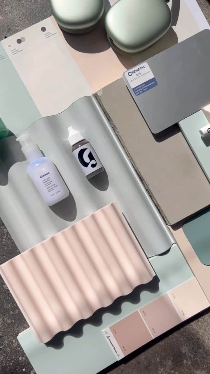 Glossierのインスタグラム：「Chicago, we’re almost here 👀 Can you guess what Glossier products inspired our new store design? ✨」