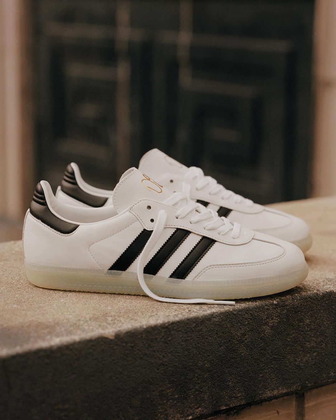 adidas Skateboardingさんのインスタグラム写真 - (adidas SkateboardingInstagram)「⚪️⚫️✨ /// The Samba by Jason Dill is back. Available now select skate shops worldwide.  The Samba by Dill features a white full-grain leather upper with contrasting black stripes and heel mustache, a semi-translucent outsole, and a deconstructed tongue sporting Dill’s iconic signature emblazoned in adidas’ iconic gold foil.  #adidasSkateboarding #samba #JasonDill」4月2日 0時24分 - adidasskateboarding