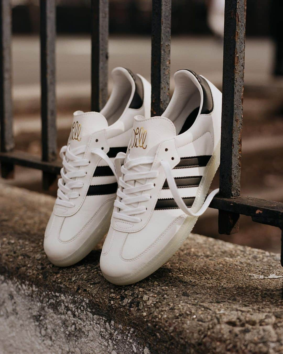 adidas Skateboardingさんのインスタグラム写真 - (adidas SkateboardingInstagram)「⚪️⚫️✨ /// The Samba by Jason Dill is back. Available now select skate shops worldwide.  The Samba by Dill features a white full-grain leather upper with contrasting black stripes and heel mustache, a semi-translucent outsole, and a deconstructed tongue sporting Dill’s iconic signature emblazoned in adidas’ iconic gold foil.  #adidasSkateboarding #samba #JasonDill」4月2日 0時24分 - adidasskateboarding