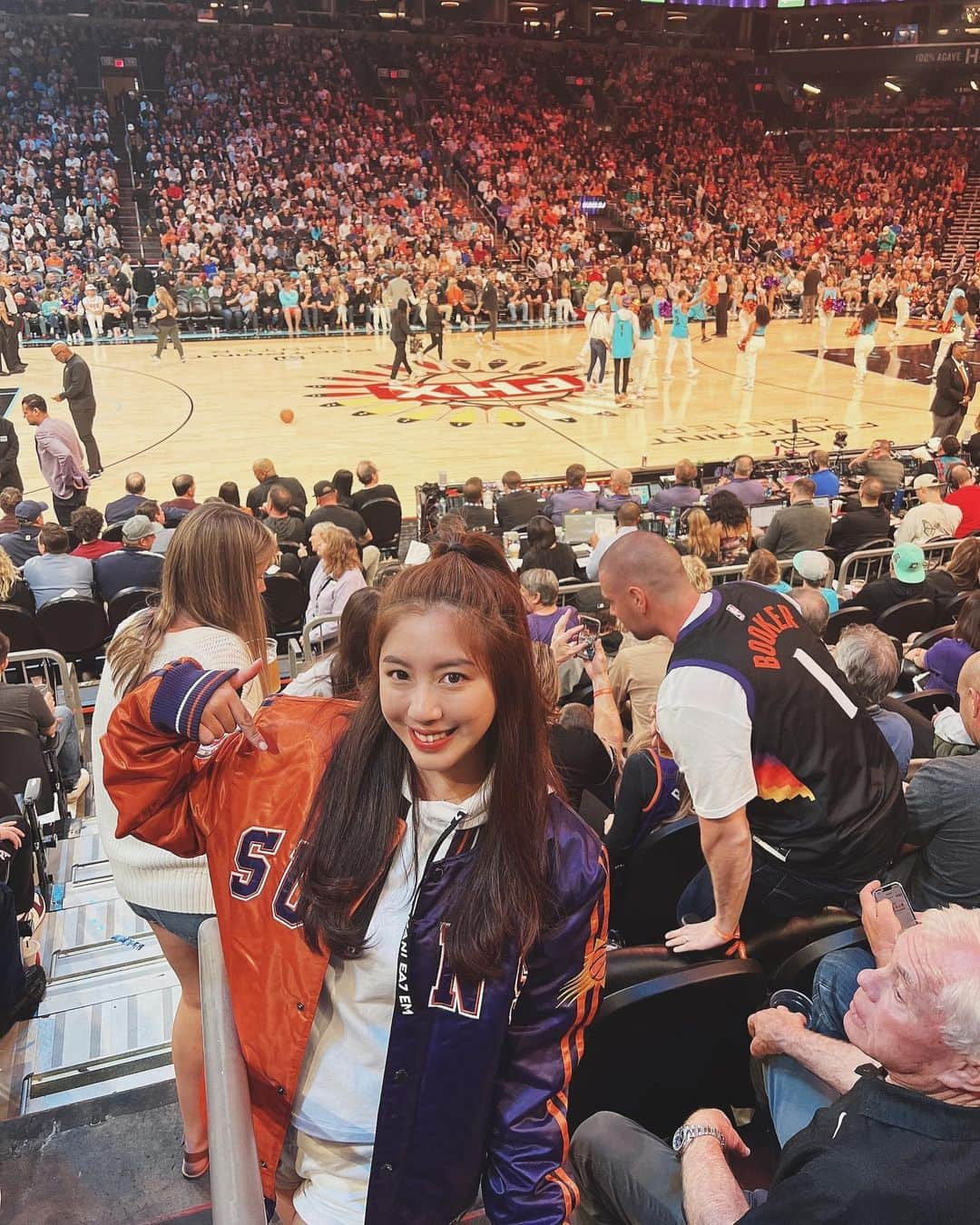 辜莞允（Nono Ku）のインスタグラム：「紀錄人生第一次進場看NBA！ 台灣球迷應該很少特地來鳳凰城看球吧🤣 但朋友是CP3骨灰粉所以我們大大大老遠開來了 （還拿了台灣帶來的手作保羅板板但保羅沒看到🥲）  我平常會跟著看球只懂些皮毛 全場一起激動到站起來時真的好嗨～ 太陽主場有很多炒熱氣氛的活動 像是花式灌籃秀特色表演或大砲射免費T-shirt 我們幸運拿到T-shirt但送給更想要的小朋友了🤣 總之就是超酷！氣氛超好！比賽好緊張！ CP3傳球好花！字母哥好壯！好好玩！ 真不愧是NBA！！！  📍票價問題我放在限動精選囉 只能說雖然KD受傷不能上 但至少都沒遇上球星輪休還是值得 如果是季後賽這個位置不知道要貴上多少🥹  #看完之後的湖人主場就發現 #太陽氣氛非常友善哈哈哈哈 #辜辜旅行中#美西自駕#RoadTrip」