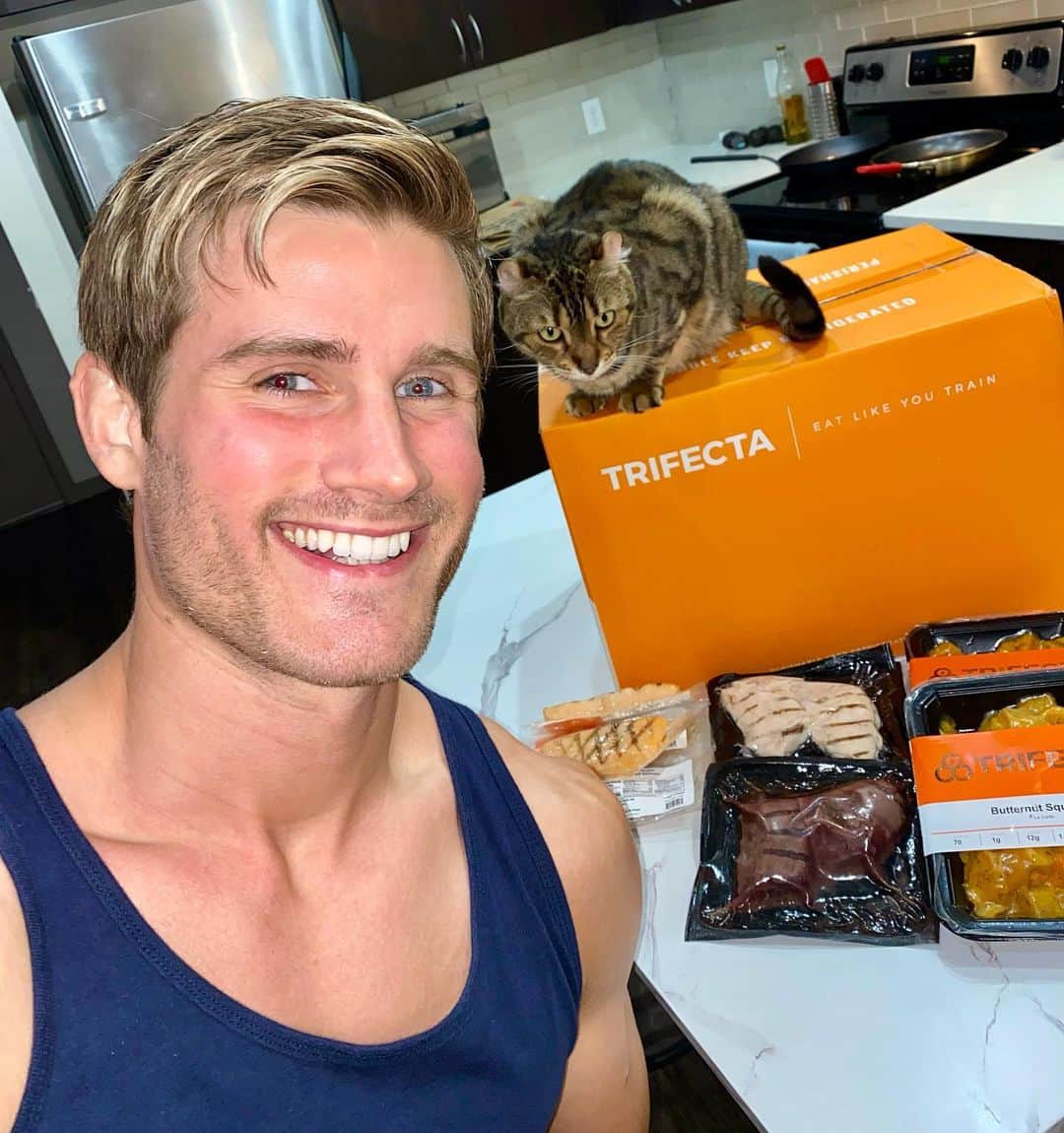 セージ・ノースカットのインスタグラム：「Do you meal prep? If not, you should try @trifecta because having all your food Pre-cooked and chef crafted makes dieting easy and taste good!」