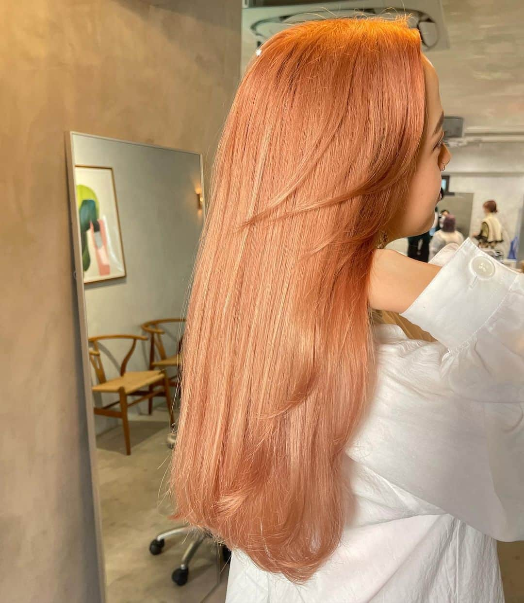 Tattyのインスタグラム：「New color🧡New me👼♡  オーダー通りの透明感あふれる〜 Coral orange🥹🧡🍊 抜けた時のハイトーンも楽しみたいから あわ〜く色入れてもらった☺️🙏  すごく淡く入れてるから正直すぐ抜けるけど、 抜けてからも二度楽しめるカラーなの🫶  GALAのハイトーンはしっかりケアしながらカラーしてくれるから髪のケアもハイトーンカラーもこだわりたい方はぜひGALAへ✌️😌♡  Miyuちゃんほんとにありがとう〜っ🫶🥰 るんるんはっぴ〜✌️😚yayy  Stylist ▶︎ @miyutsuchiya   Hair salon ▶︎ @gala___official  by @s_yokofujita   📍Shibuya/Tokyo  #shibuya #hairsalon #colorsalon #渋谷　#coralorange #コーラルオレンジ　#orangecolor #orangehair #haircolor #GALAshibuya #GALA #渋谷サロン　#渋谷美容室　#ハイトーン　#オレンジカラー #コーラル」