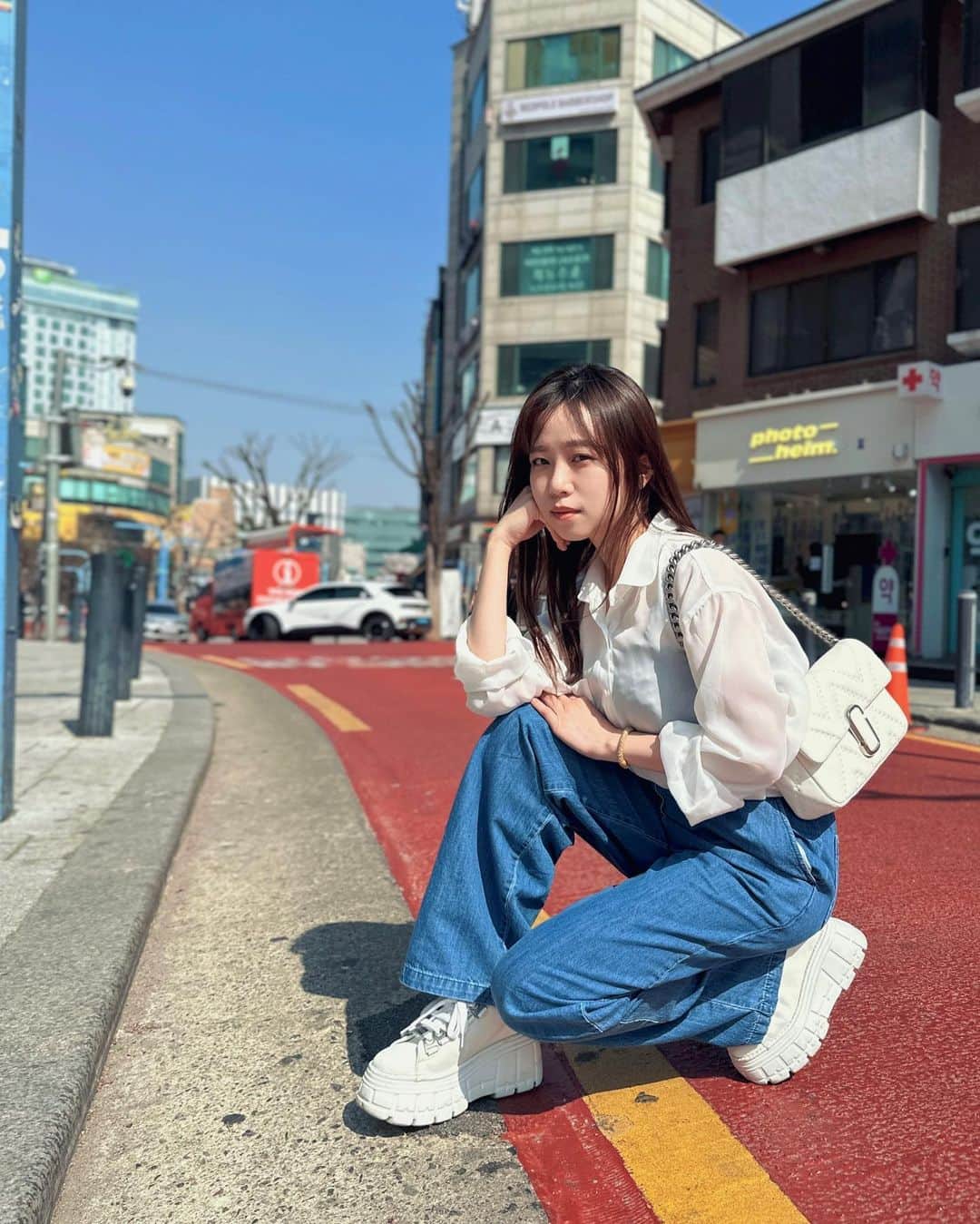鄭茵聲のインスタグラム：「人沒有過不了的坎 就怕自己過度執著在某些事物上 沒有過度的執著就能順利跨越 懂？ 不懂？ 先別管懂不懂 我在🇰🇷天氣晴  日照舒服涼爽  等你來+1😆 Bag: @marcjacobs」