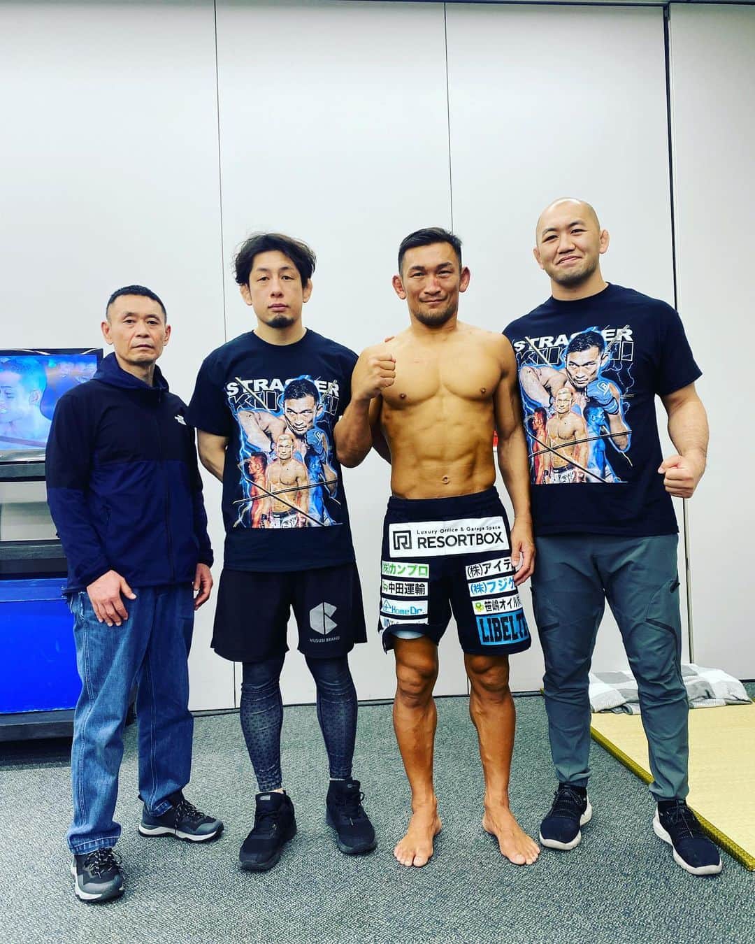 ストラッサー起一のインスタグラム：「・ ・ 応援ありがとうございました。 結果は2R KO負け。  この4ヶ月間この日の為に全て注いでやれる事はやってきた！ だから悔いはない。  負けたけど自分自身を弱いと思ってない！ だからまだまだ俺は挑戦し続ける。  気持ちが燃え続けてる限り立ち止まらない！ 自分の道は自分で切り開く！  そして今回チーム陣に最高のサポートもして貰えて感謝しかありません。  どんだけ良いサポートをして貰っても最後に勝利を掴み取るのは自分自身。 次は勝てるように最善尽くします。  そしてK太郎選手 今回戦って頂きありがとうございました。 強かったです！  おす！」