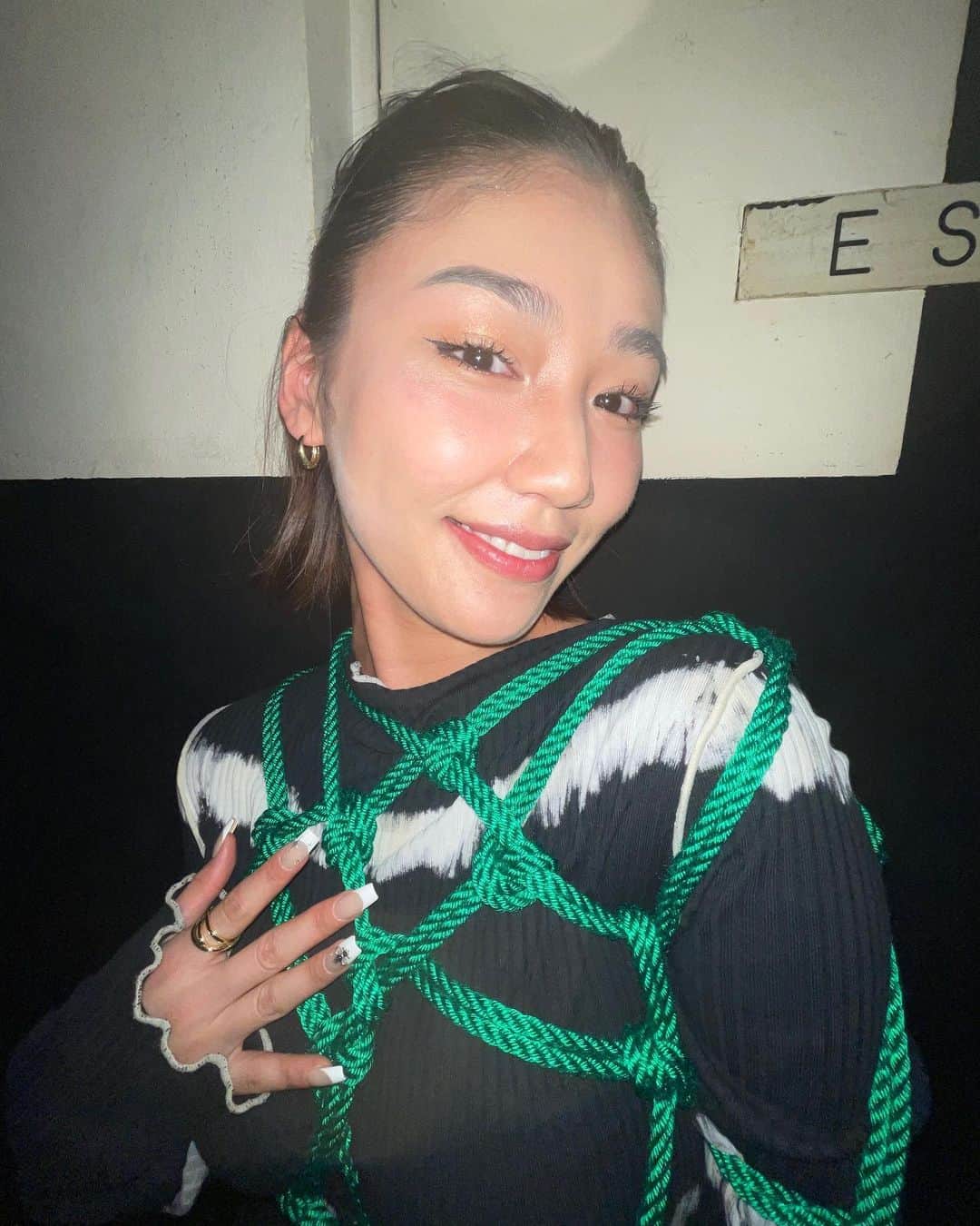松本優のインスタグラム：「お初亀甲縛り💚 プロの方にやってもらったけど、おしゃれすぎてお洋服みたい✨  ネイルもポイントじゃん🖤 てか、ノーマルカメラでこれ 肌がとってもよくなってきた。。。またお肌のケアまとめる👌  #亀甲縛り」