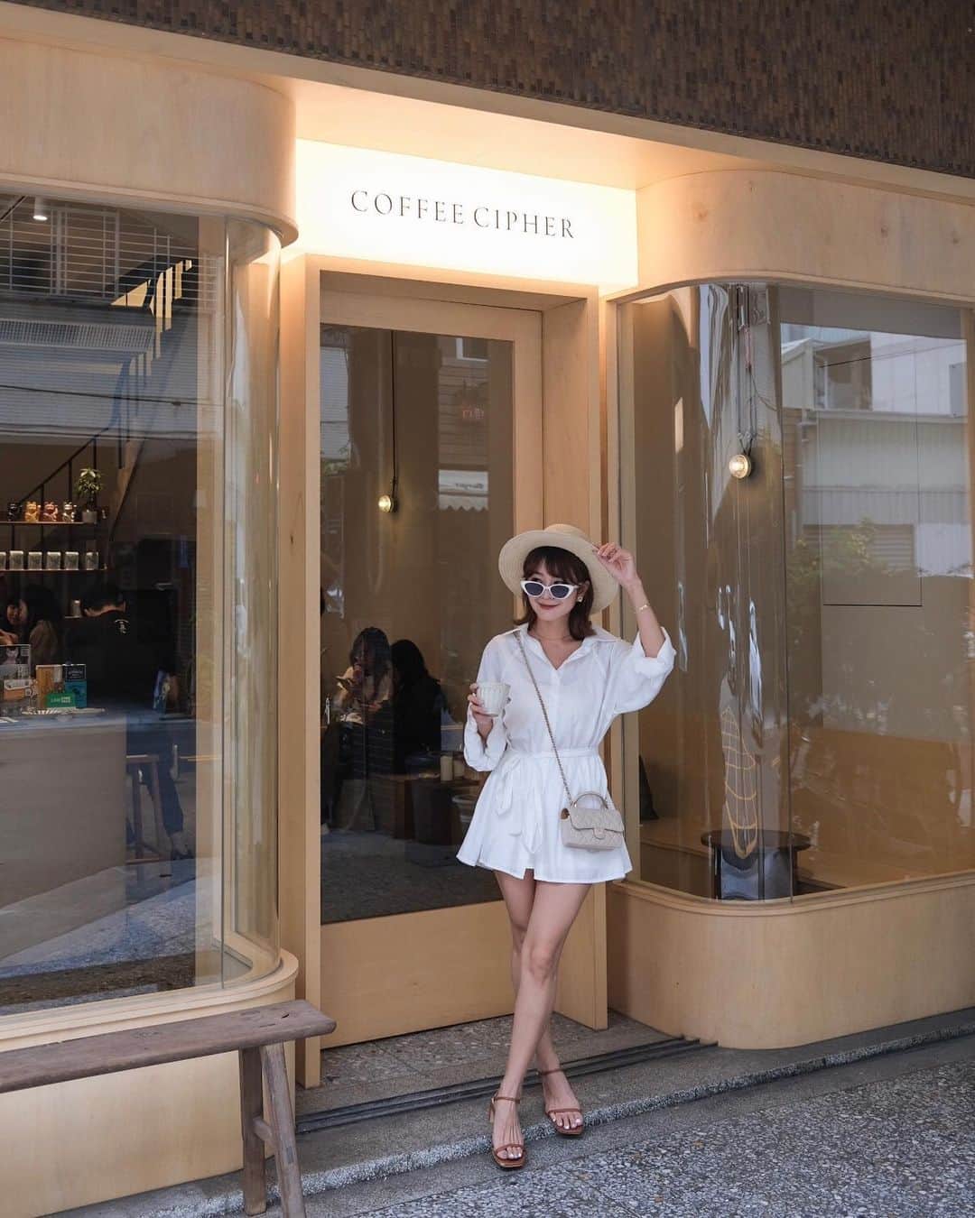 のインスタグラム：「路過台中找了間咖啡廳坐坐🤎 穿了喜歡的衣服拍了照、喝了好喝的拿鐵☕️ - @coffeecipher  📍台中市西區昇平街20號 🕰️ 10:00-18:00（不定休） - #lea_outfit  @marule.official  - 🔗marumarulea.com 🔍 march75.春夏最必備！多種選擇顯臉小質感草帽👒$720 🔍 febr129.親膚雪紡超舒服長版襯衫+半圈彈性短褲SET (附綁帶)$1580 🔍 apri114.基本款必買夏日一字百搭涼鞋$1380 🔍 july1. fashion baby!微貓眼墨鏡 $580」