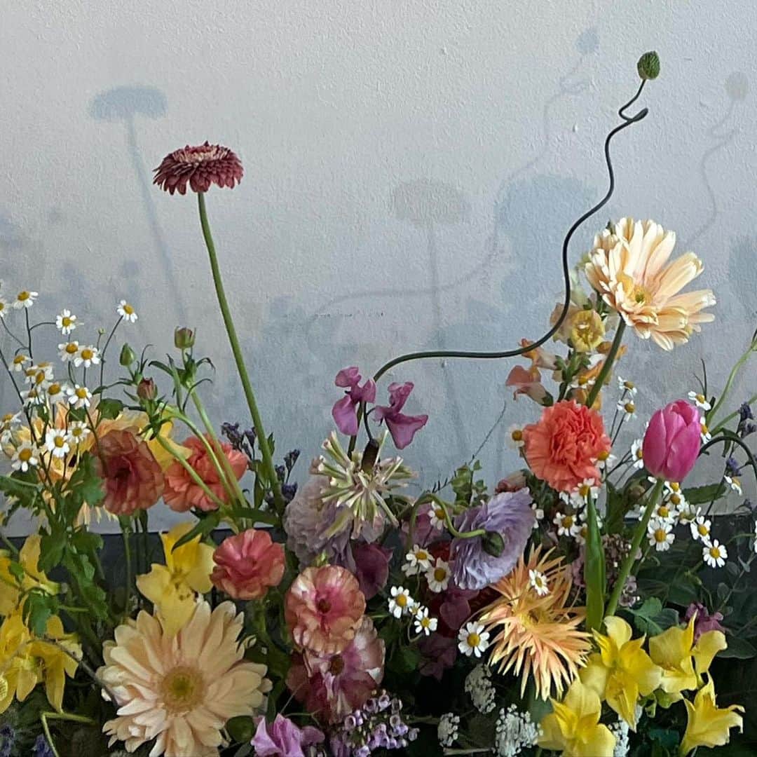 ラブリのインスタグラム：「明日出産っていう日の前日の私の写真を撮ってくれたのが花盛さん。そんな花盛さんの『脱いでみた。』写真展に行ってきた。  一枚一枚といったらいいのか、一人一人といったらいいのか、写真から伝わるこの想いはなんだろう。ぎゅうっとそこに残っていて気付いたらわたしごとになって涙がこっそり出ていた。花盛さんの写真展ではあるけどこれはあなたにわたしに繋がる誰かのために向けた優しい展示なんだと思う。花盛さんは優しい人だ。  その空間に飾られている花とその花の色の違いみたいに、写真の中にいる子達はすごく笑ってた。笑うことができたっていうのかもしれないね。  とっても良かったから共有します。 明日までみたいなんだけど是非行ってほしい。  花盛さんおめでとう🎉産んでから時が経った私をまたいつか撮ってほしいな！！！！　@yurihanamori 🌼🌼🌼」