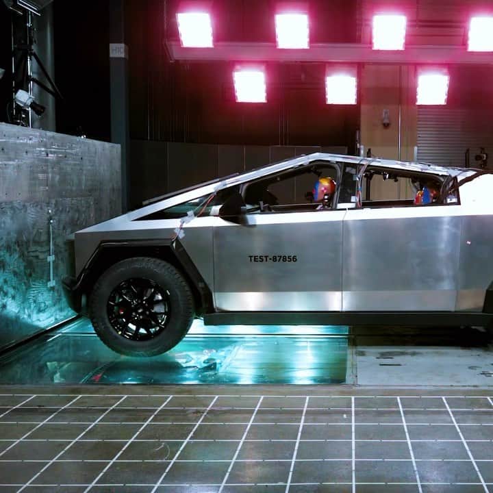 Teslaのインスタグラム：「Cybertruck crash test」