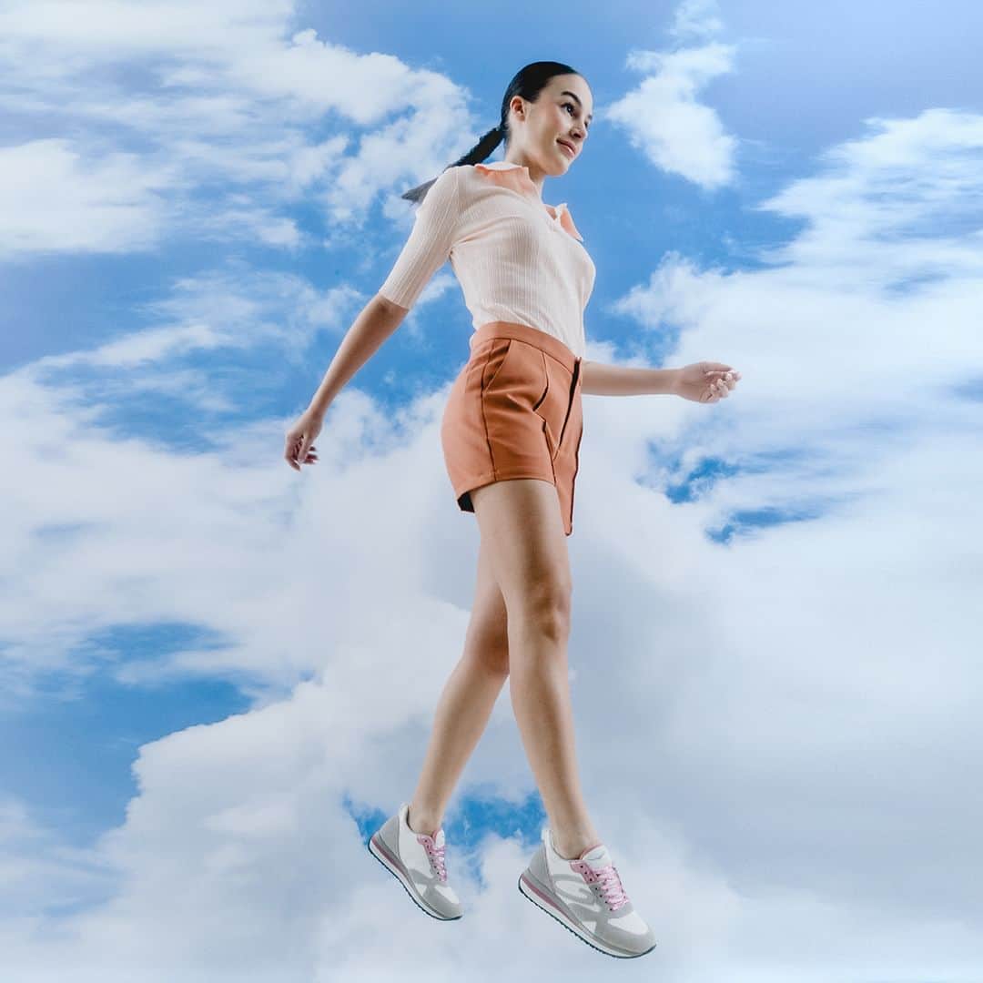 アルベルトガルディアーニのインスタグラム：「Sky is not a limit!  Lasciati trasportare dalla leggerezza della nuova WEN e sentiti libera di aggiungere un tocco speciale ai tuoi look di tutti i giorni!  Disponibile in differenti varianti colore su albertoguardiani.it  #Guardianishoes #SS23」