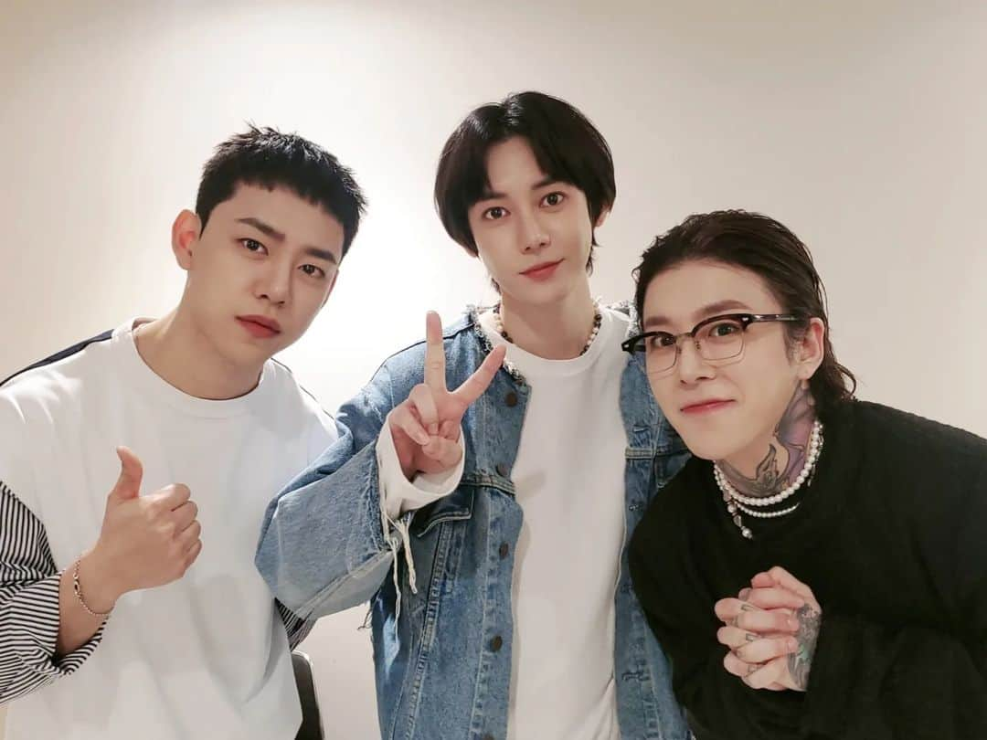 Block Bのインスタグラム：「📷 舞台裏 ᴘʜᴏᴛᴏ 📷  ボーカリスト3人の夢の共演🧡 日本全国のテイル兄ちゃんのファンのみなさん&BBC JAPANからの素敵なバルーンもありがとうだBee～🐝✨ｽｺﾞｸｶﾝﾄﾞｳｼﾀﾋﾞｯｯｯｯ!!!!!!  #TAEIL #BlockB #BBC #JungDaeHyun #BAP #BABY_IY #NiiiiiA #MYNAME #MYgirl #WorldSpecialLiveVol2 #VocalistDay」