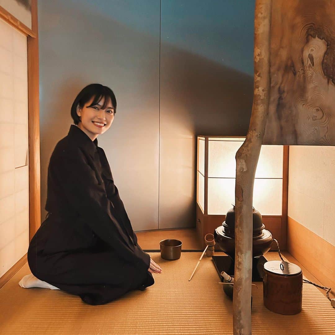 リチさんのインスタグラム写真 - (リチInstagram)「#御殿山さくらまつり2023 🌸  お友達に誘ってもらった  #御殿山さくら茶会 🍵  普段は公開されていない茶室「有時庵」。 素敵な空間と体験すぎた。。  私と同世代で活躍されている茶道家 岩本宗涼さん @ryoiwamoto11 にも お会いできて嬉しかった！  ありがとうございました！  #東京マリオットホテル #御殿山トラストシティ #御殿山庭園  #tearoom #有時庵 #磯崎新」4月1日 16時12分 - richi_bousho
