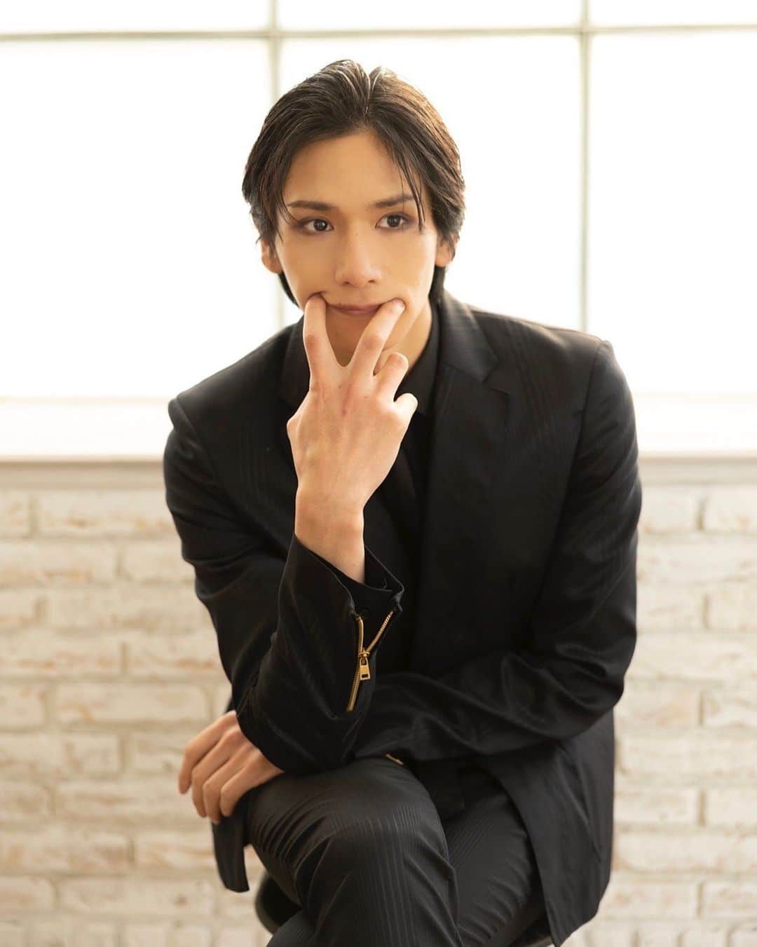 松田岳のインスタグラム：「四月となりました🍓  新学期の始まりですね♪  麗らかな春の日差しの様に 心穏やかに心地よく。  写真は松田カレンダーの四月🗓」