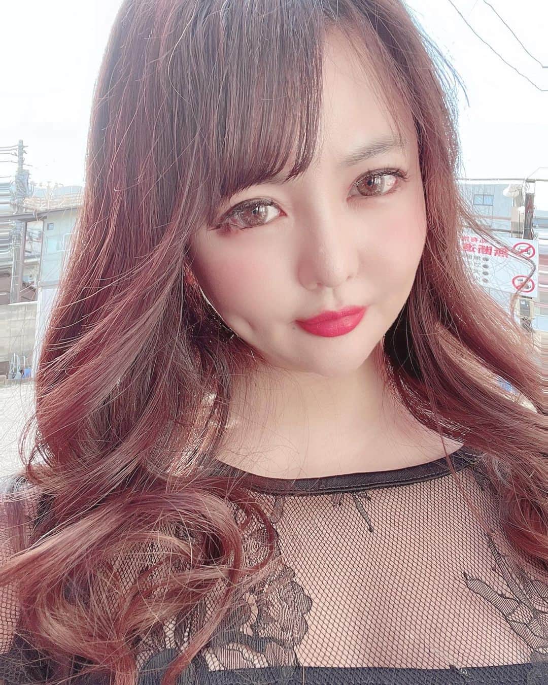 水原乙のインスタグラム：「・ ・ アウターいらないくらい良い天気🌸 いいことがあったので、これから祝い🍶💕 ・ ・ 🌹 ・ ・ #春コーデ #巻き髪 #ゆる巻き #ロングヘア #前髪 #ビキニ #撮影 #グラビア #グラドル #あざとい系女子 #あざとい #水原乙 #インスタグラマー #インフルエンサー #好可爱 #卡哇伊 #可愛 #맞팔 #sexybody #sexyhot #instagravure #tagsforlikes #YouTube #YouTuber #japanesegirl #asianbeauty」