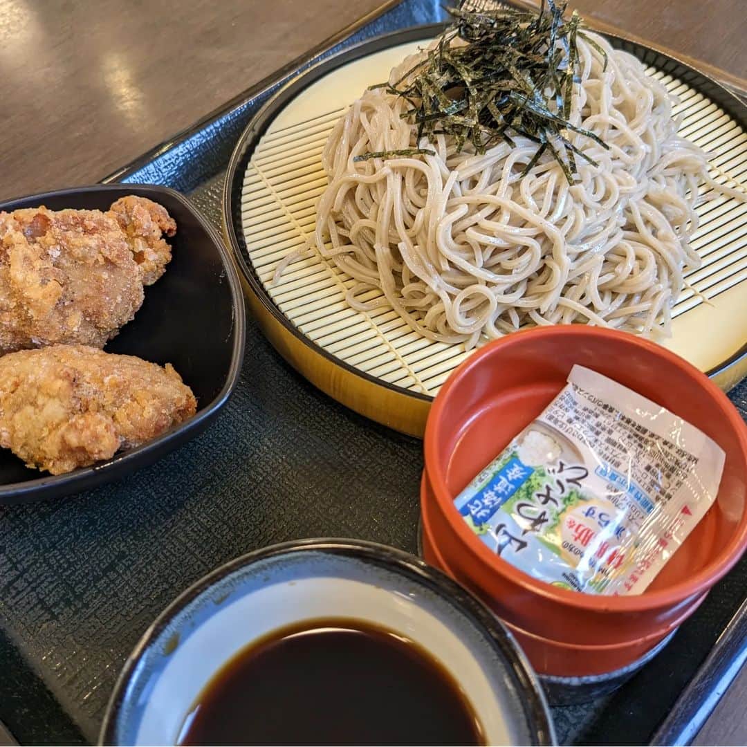 のインスタグラム：「山わさびで食べる二八ざるそば（大盛）。唐揚げ２個。 （なか卯）」