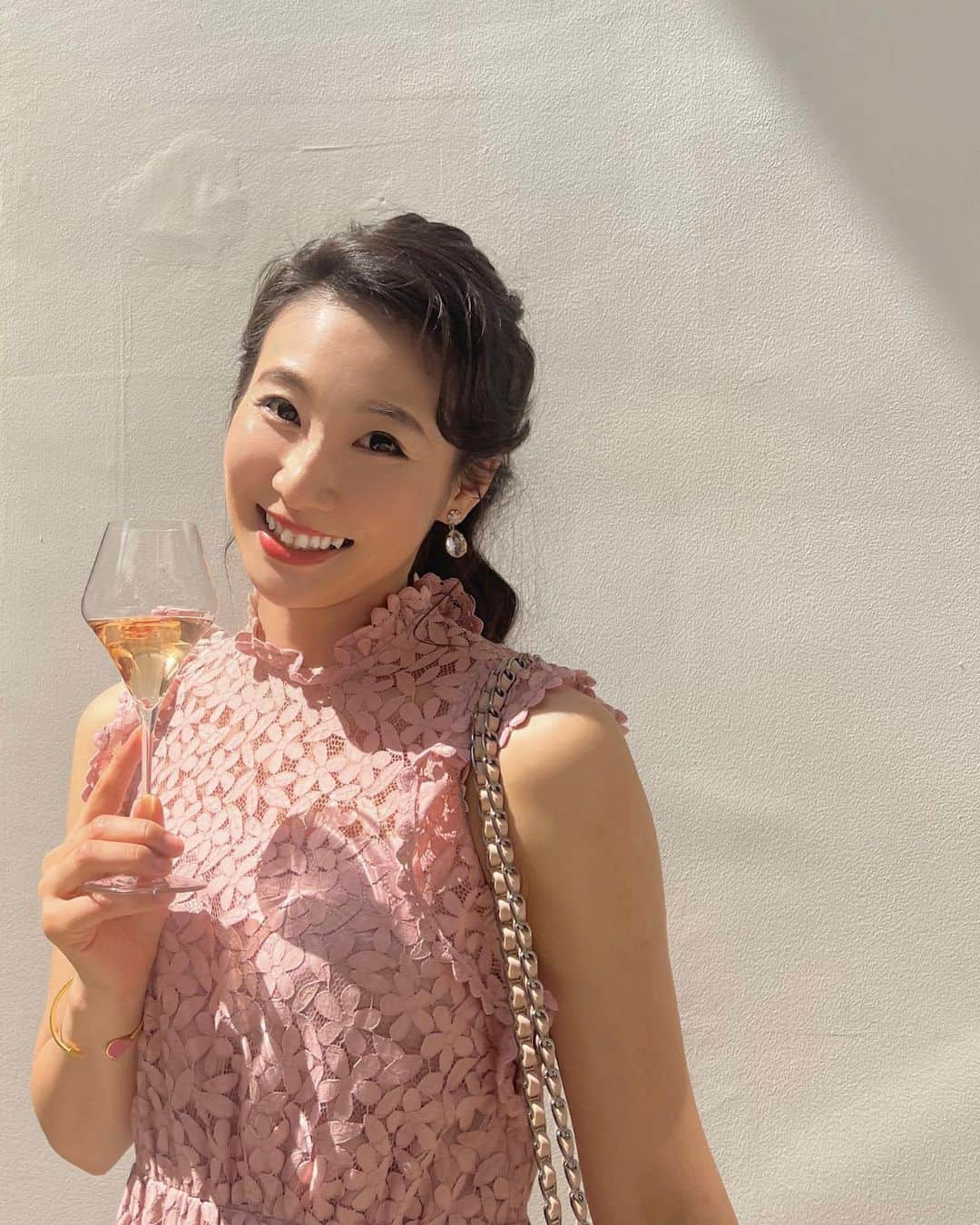 島津久美子さんのインスタグラム写真 - (島津久美子Instagram)「4月1日🌸ピンクのワンピースにロゼ🍾 今日は古い友人の結婚式でした💒 コロナ禍4年ぶりくらいの結婚式！！友人も延期に延期、3度目の正直な感じで、やっとこの日を迎えられました🥹👏❤️ そんな意味でも、新年度を感じた一日😊🌸 いつも司会で出席させて頂くことの多い結婚式ですが、今回は友人代表としてスピーチをさせて頂き、今日という日のお天気のように明るく華やかで暖かい家庭を築いていってほしいと願うばかりです😘 #春コーデ #結婚式お呼ばれ #久しぶりのパーティー #ワイン好き #お呼ばれコーデ #春爛漫 #アナウンサー #新年度 #katespadenewyork #pinkpinkpink #rosé #prada #myfavorite #happywedding」4月1日 16時29分 - kumiko_shimazu