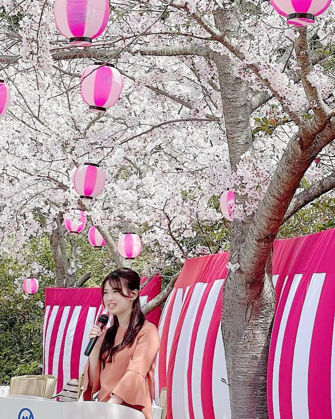 岡野綾夏さんのインスタグラム写真 - (岡野綾夏Instagram)「4/1 新年度が始まりましたね〜🌸  1発目のお仕事にふさわしく お花見会の司会🎤をさせて頂きました✨  気持ちの良いお天気✨ 桜満開🌸  山口県におじゃましました🧡  それにしても、きれいな桜🌸  #お花見 #花見 #司会 #桜日和」4月1日 16時43分 - ayaka.o531