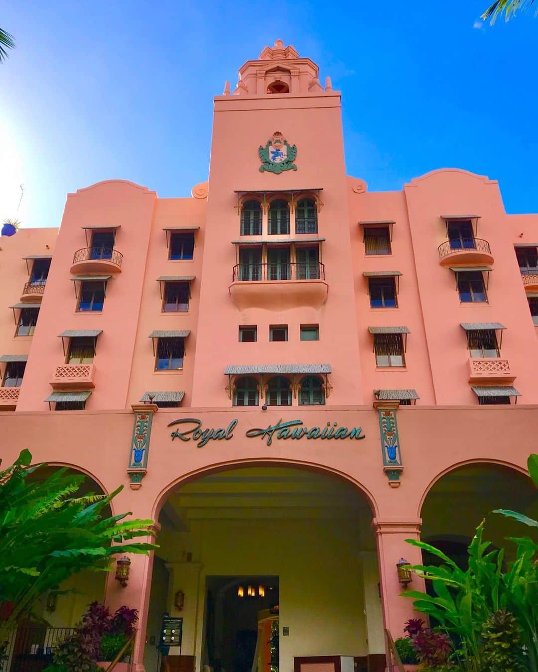 KAUKAU/カウカウハワイさんのインスタグラム写真 - (KAUKAU/カウカウハワイInstagram)「ピンクパレス、ロイヤルハワイアンホテル💞 ハワイの青い空とのコントラストが最高です🥰 ハワイで撮ったとっておきの写真にぜひ @kaukau_hawaii をタグ付けしてシェアしてくださいね😉  #royalhawaiian #royalhawaiianhotel #waikiki #hawaii #pinkpalace #ロイヤルハワイアンホテル #ロイヤルハワイアン #ピンクパレス #ワイキキ #ハワイ」4月1日 16時35分 - kaukau_hawaii