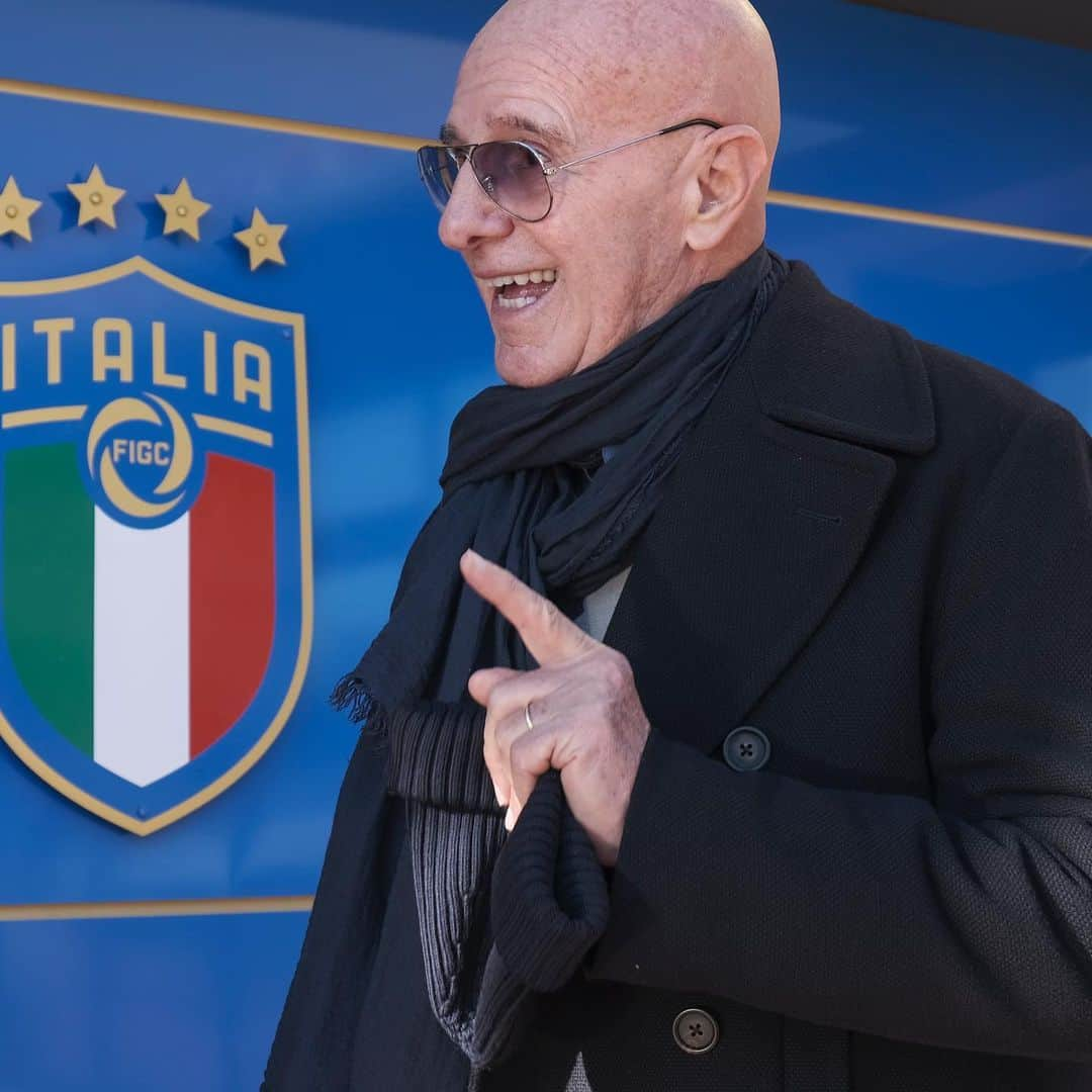 サッカーイタリア代表さんのインスタグラム写真 - (サッカーイタリア代表Instagram)「🎂 Buon compleanno ad Arrigo #Sacchi che festeggia 7️⃣7️⃣ anni 🎉 🎂 Happy birthday to Arrigo #Sacchi, who turns 7️⃣7️⃣ today 🎉  Hall of Fame del Calcio Italiano ⭐️ Italian football #HallofFame ⭐️  #Nazionale 🇮🇹 #Azzurri #VivoAzzurro」4月1日 16時36分 - azzurri