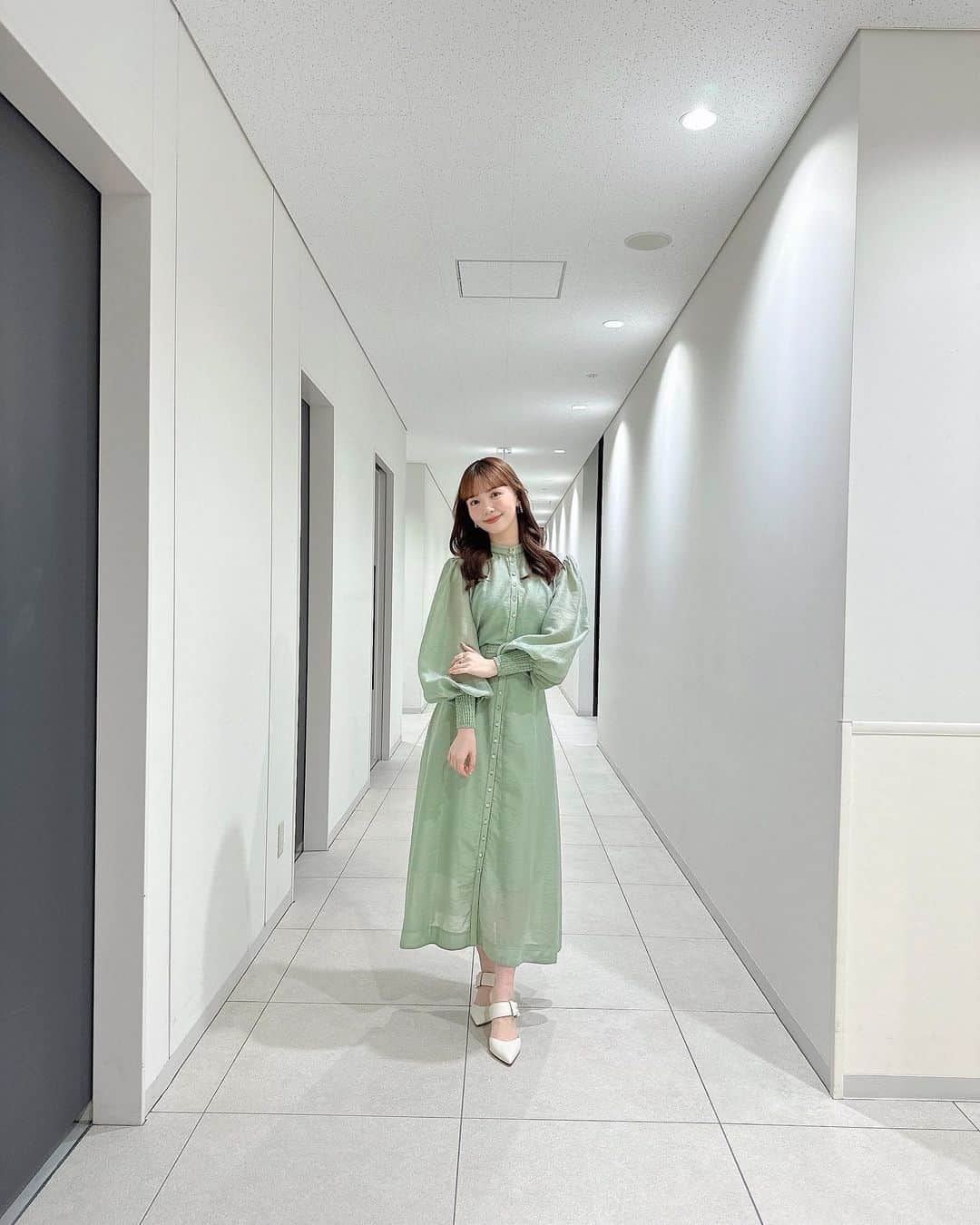 山根千佳のインスタグラム：「. . 昨日は「ただいま！テレビ」 チェックして下さった皆さん ありがとうございました☺️  翠富士関の特集ということで！ 関取のまわしの色に合わせて グリーンカラーの衣装にしました🧸🌿 @sachiemon ちゃんいつもありがとう♡  そして明日の4/2テレビ静岡 朝6:15〜「おは・スポ！サンデー」に 出演しますのでお楽しみに🫧  本日のTSK「SOUP」はお休みです😪 来週から通常通りの放送となります！！ . . #dress #keepsakethelabel  #ワンピース #ワンピースコーデ  #パーティードレス #グリーンコーデ  #グリーンカラー #ピアス #アクセサリー  #ゴールドアクセサリー #ゴールドピアス  #パールピアス #パールイヤリング #リング  #パンプス #diana #ミディアムヘア  #outfit #ootd #fashion #山根千佳」