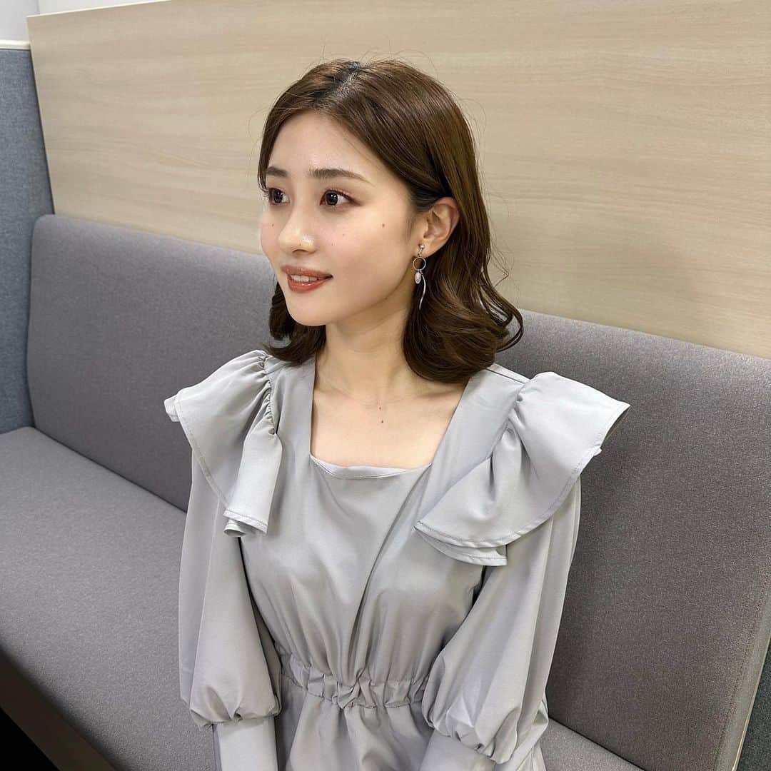 のインスタグラム：「きょうも暖かいですね✨ 素敵な休日をお過ごしください😊 #rkb#タダイマ#衣装#clear#ワンピース#rirufura#イヤリング#福岡#アナウンサー#本田奈也花」