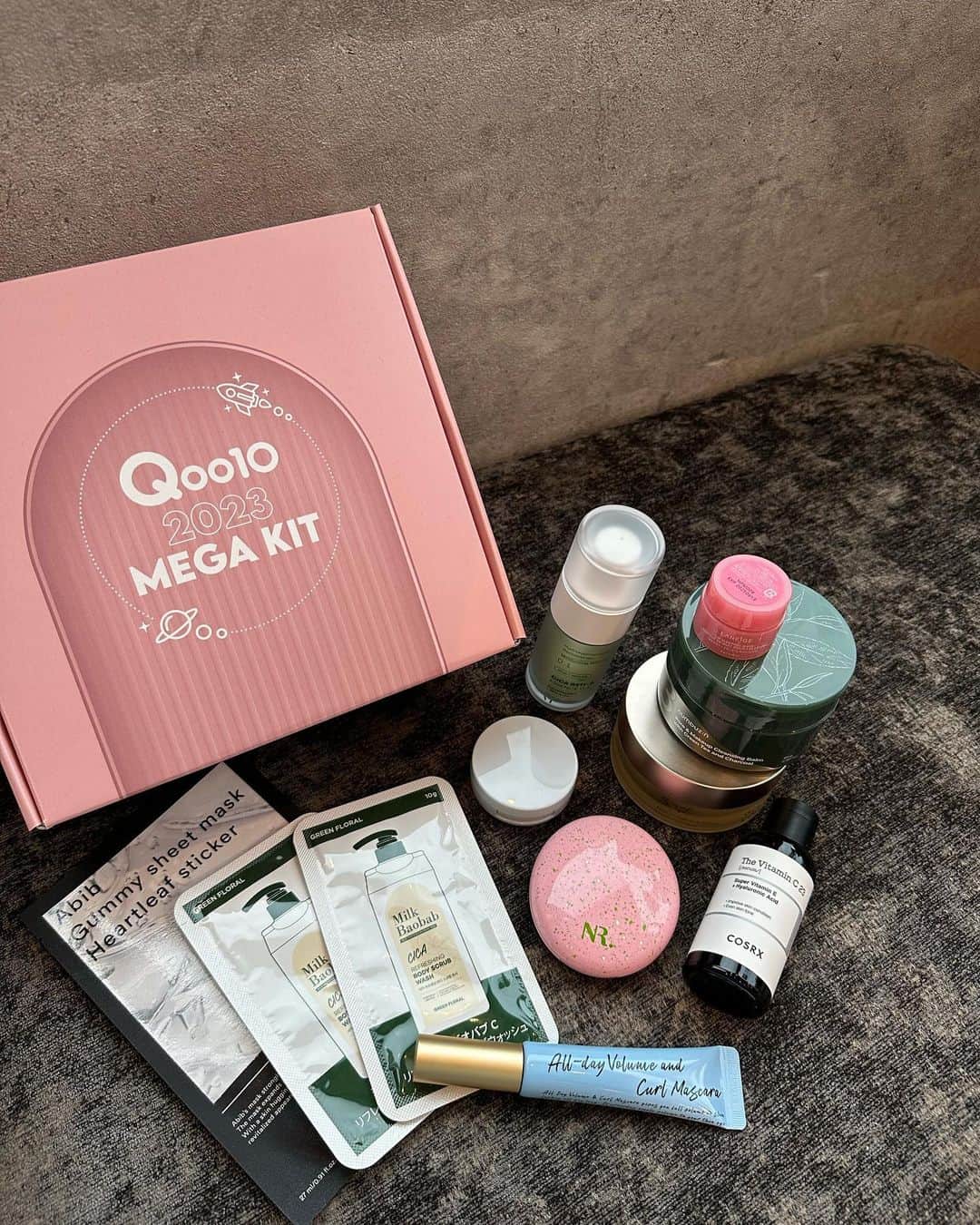 一ノ瀬恋のインスタグラム：「@qoo10.official  のQoo10メガキット🎁✨ 今回もすごく豪華です！ 内容は  NATURE REPUBLIC ↳PROBIOエッセンスクッション  Laneige ↳リップスリーピングマスク  Abib ドクダミステッカーシートマスク  Snp ↳ゴールドコラーゲンパーフェクションアイパッチ  VT Cosmetics ↳シカレチA エッセンス0.1  rom&nd ↳ベアーウォータークッション  Milk Baobab ↳シカボディスクラブウォッシュ  COSRX ↳RXザ ビタミンC23セラム  Numbuzin ↳3番緑茶炭毛穴パック  Milk Touch ↳オールディボリュームアンドカールマスカラ  4/1~4/7まで 【メガポ】タグが付いてる商品を購入すると20%還元されるキャンペーンが実施されてます🉐  #Qoo10MegaKit #Qoo10 #メガPOINT #PR」