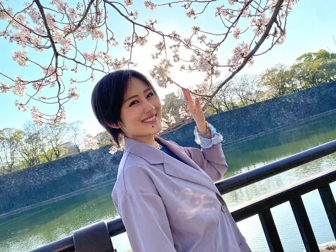 久代梨奈さんのインスタグラム写真 - (久代梨奈Instagram)「今年も桜の木というか、枝が頭に刺さりました😜嘘じゃないですわざとでもないです  2022年4月3日の投稿をご覧ください 昨年も同じような角度で写真を撮った際に刺さったみたいです  #桜　#大阪城」4月1日 16時45分 - rina.kushiro_official