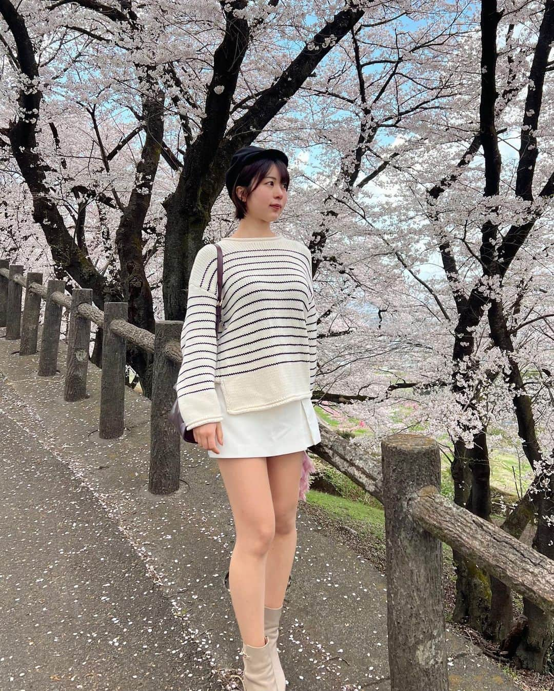 小林由依さんのインスタグラム写真 - (小林由依Instagram)「* 地元でのお花見🕊 ⁡ 今日、山梨学院がセンバツ優勝したから ちょうどいいタイミングで 地元ネタ投稿できるの嬉しい⚾️♡ ⁡ ⁡ この八代ふるさと公園での写真、 去年も行って投稿したんだけど、 すごい反響あったんだよね☺️ ⁡ 桃の花と桜と甲府盆地が見渡せる ほんとに絶景の穴場🌸 ⁡ だったんだが、 最近人々に知られてきてしまって混んでるぜ…🥹笑笑 ⁡ ⁡ ⁡ この日は普段あんまり着たことのないコーデに 挑戦してみた💙🙏　 ⁡ たまにはボーダーも爽やかさが出ていいかも🐬 ⁡ ⁡ 鼻もだいぶ落ち着いてきました❤︎ まだ夜寝るときは一応ギブスと鼻栓つけてるよ👀 ⁡ ⁡ ⁡ . . . . . ⁡ ⁡ #花見 #お花見 #花見スポット #お花見スポット #花見コーデ #お花見コーデ #夜桜 #桜 #桜スポット #桜並木 #山梨旅行 #山梨観光 #山梨 #笛吹市 #yamanashi #fuefukicity #八代ふるさと公園 #笛吹市八代ふるさと公園 #甲府盆地 #桜ライトアップ #山梨桜スポット #山梨学院 #桜の名所 #ZARAコーデ #ザラ #帽子 #ショートボブ #ニット #ボーダーニット #ボーダーコーデ」4月1日 17時00分 - yui.minny.now