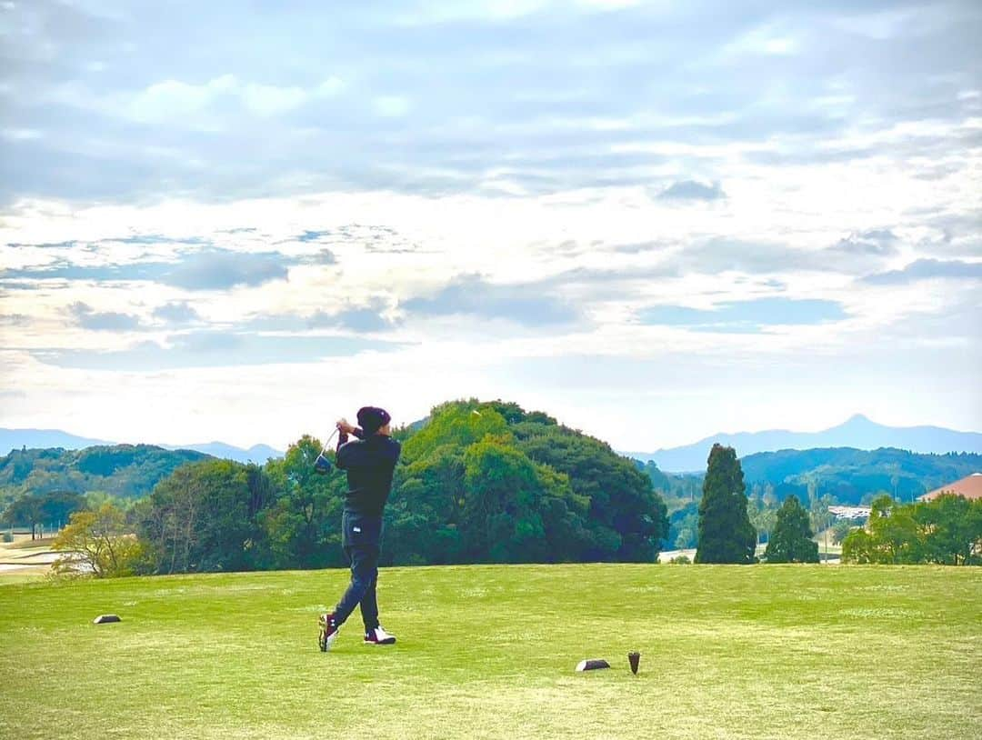 松井大輔さんのインスタグラム写真 - (松井大輔Instagram)「この度　松井大輔はプロゴルファー を目指す事になりました。  #エイプリルフール #golf #ゴルフ #4月1日 #style」4月1日 16時55分 - matsuidaisuke_official