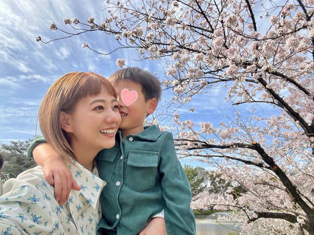 伊藤千晃のインスタグラム：「少し前ですが、 ⁡ 息子と約束していた花見ができました🌸 ⁡ 最近手の回し方が、彼氏感強めです😀w  母は嬉しいけどな♡ ⁡ #桜 #花見 #名古屋　#名城公園  #5歳男の子  #cherryblossom」